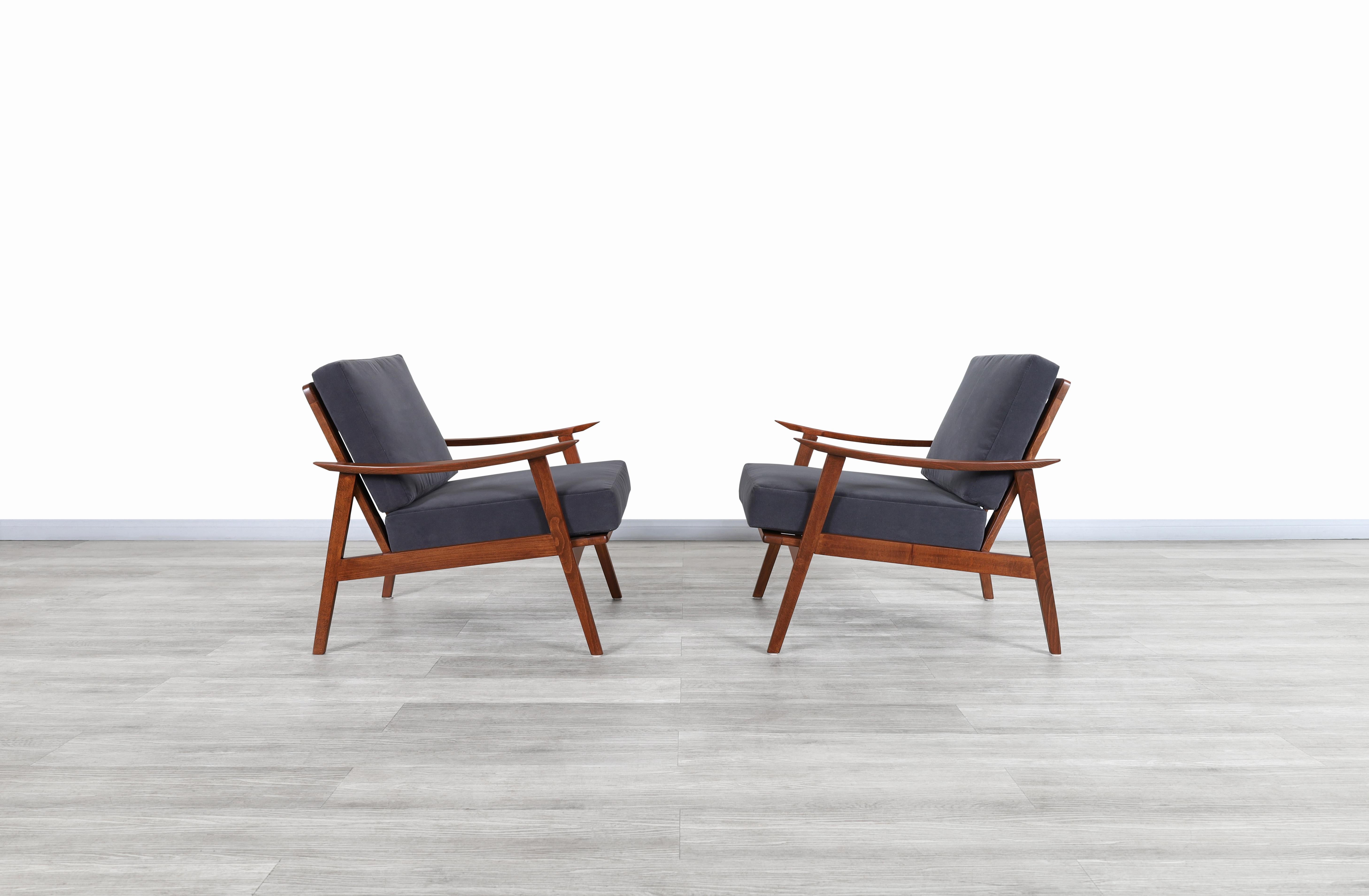 Moderne Lounge-Stühle aus Nussbaumholz aus der Jahrhundertmitte (Moderne der Mitte des Jahrhunderts) im Angebot