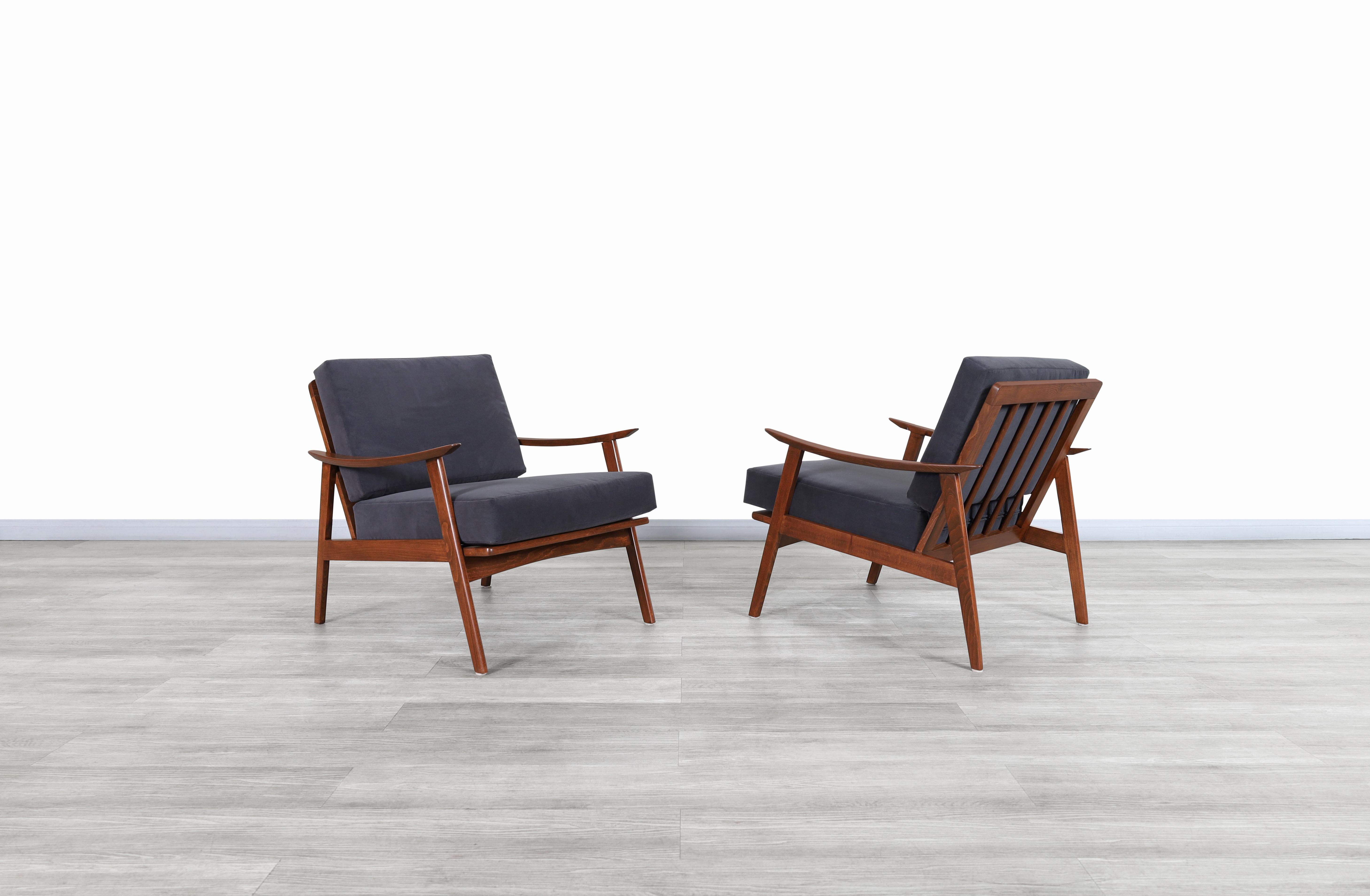 Moderne Lounge-Stühle aus Nussbaumholz aus der Jahrhundertmitte (amerikanisch) im Angebot