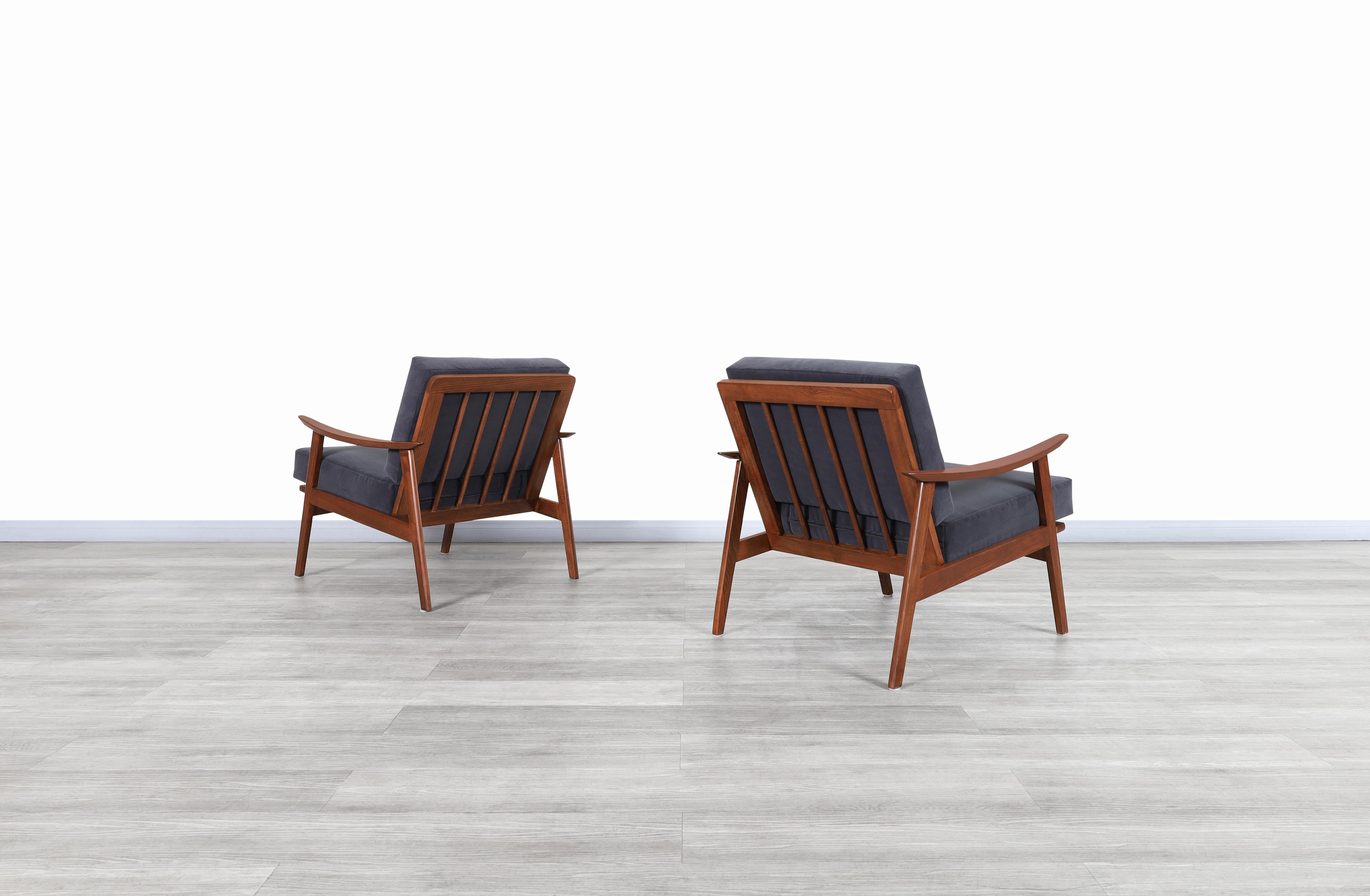 Moderne Lounge-Stühle aus Nussbaumholz aus der Jahrhundertmitte im Zustand „Hervorragend“ im Angebot in North Hollywood, CA