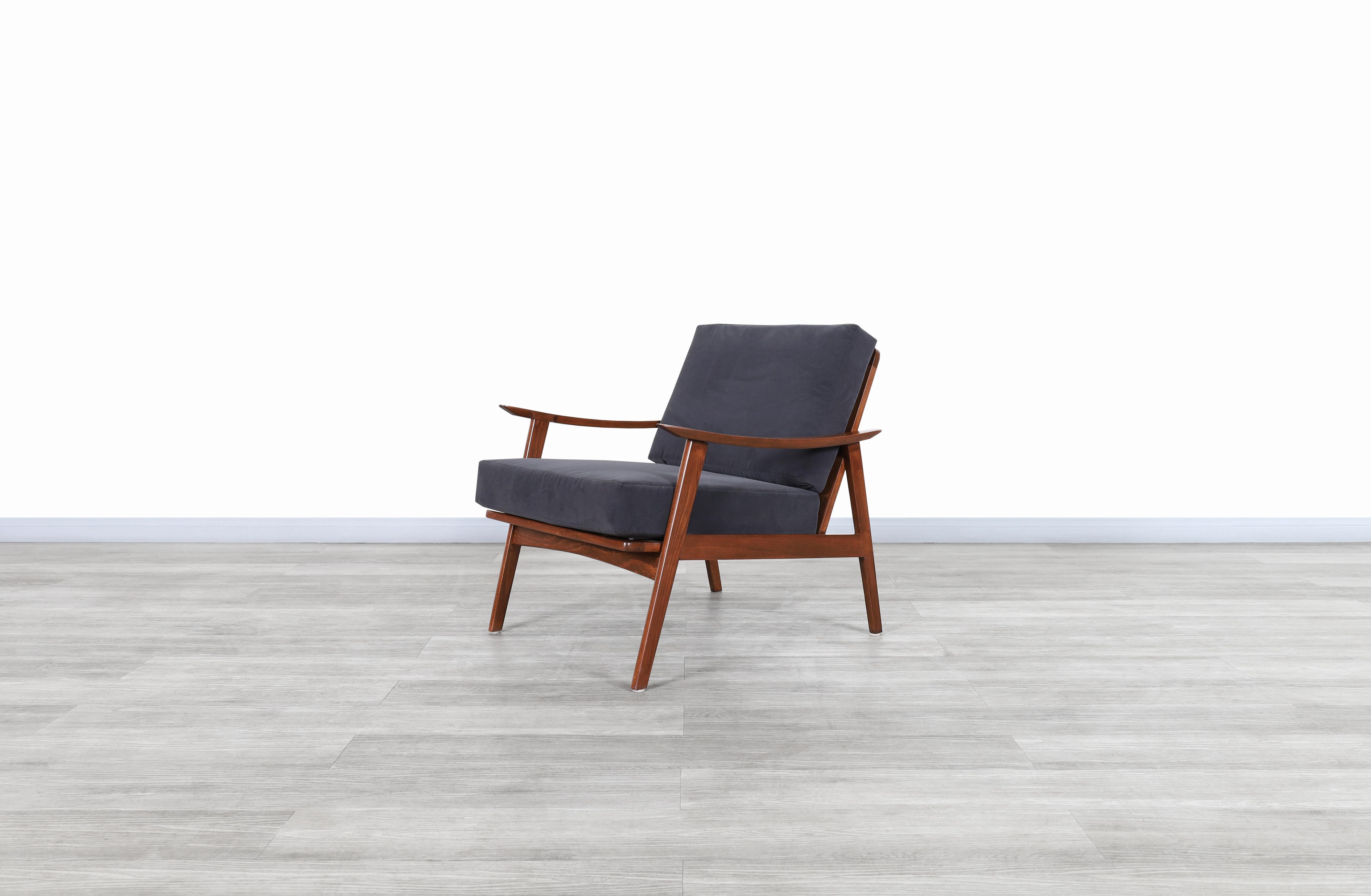 Moderne Lounge-Stühle aus Nussbaumholz aus der Jahrhundertmitte (Mitte des 20. Jahrhunderts) im Angebot