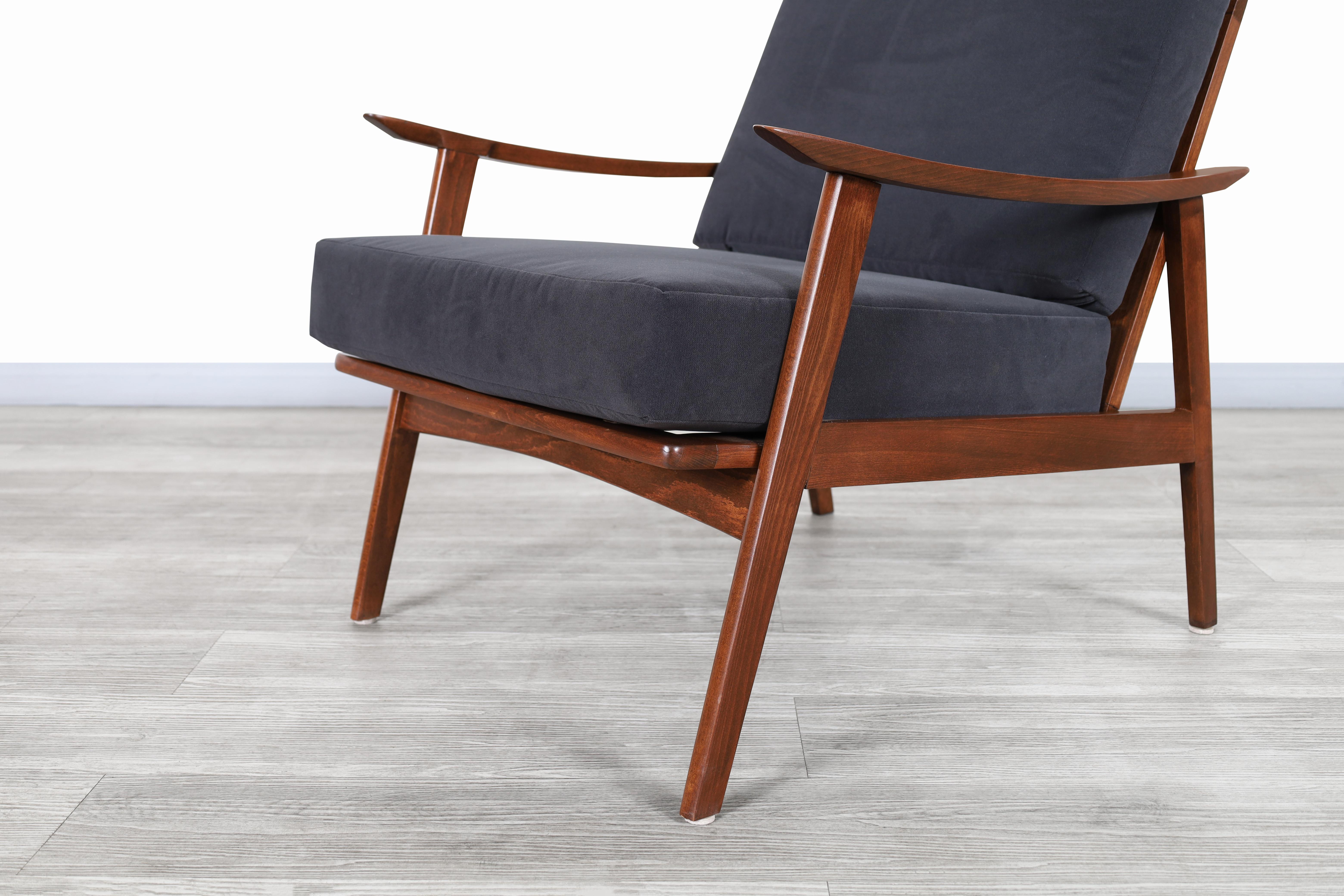 Moderne Lounge-Stühle aus Nussbaumholz aus der Jahrhundertmitte (Mohairwolle) im Angebot