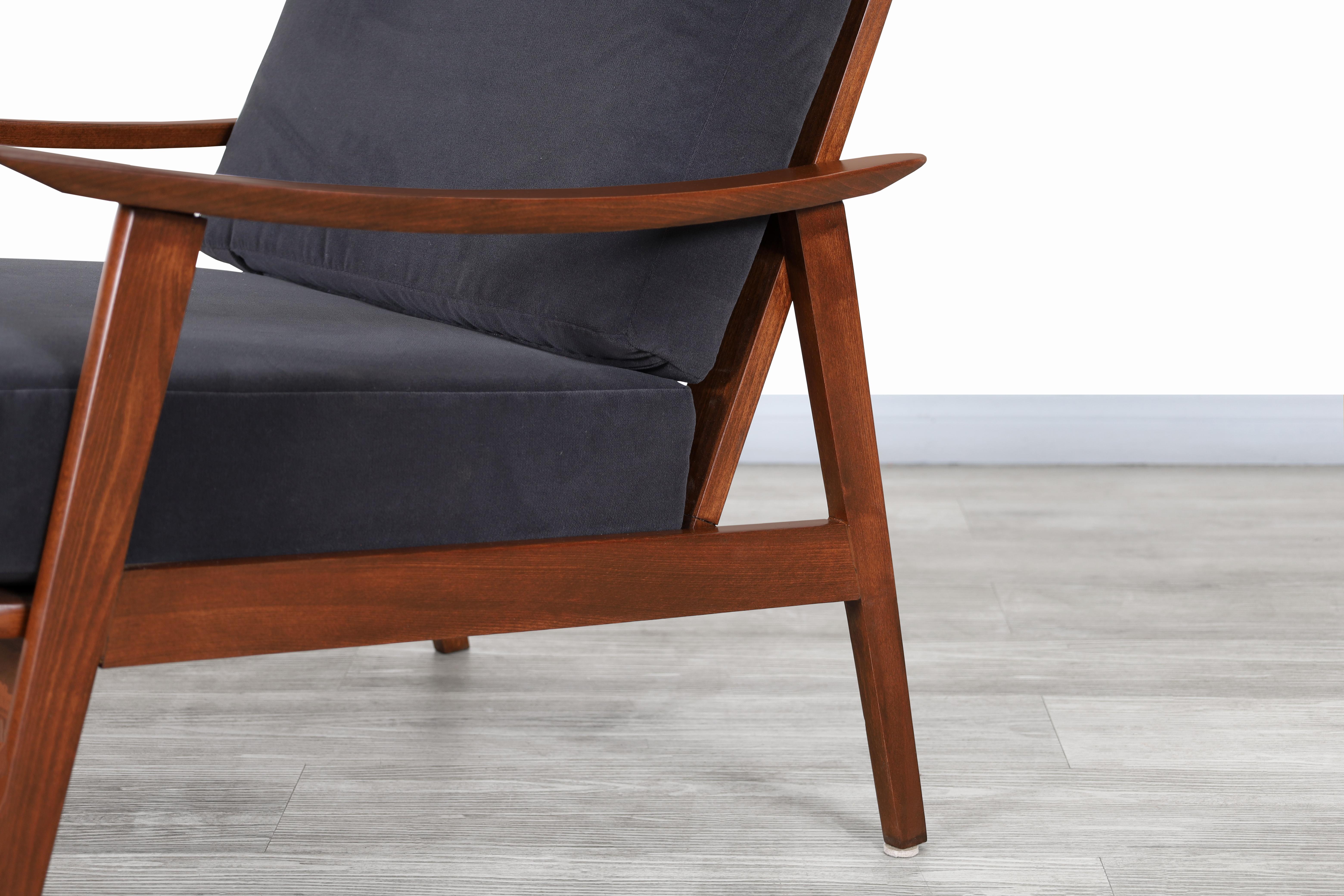 Moderne Lounge-Stühle aus Nussbaumholz aus der Jahrhundertmitte im Angebot 1