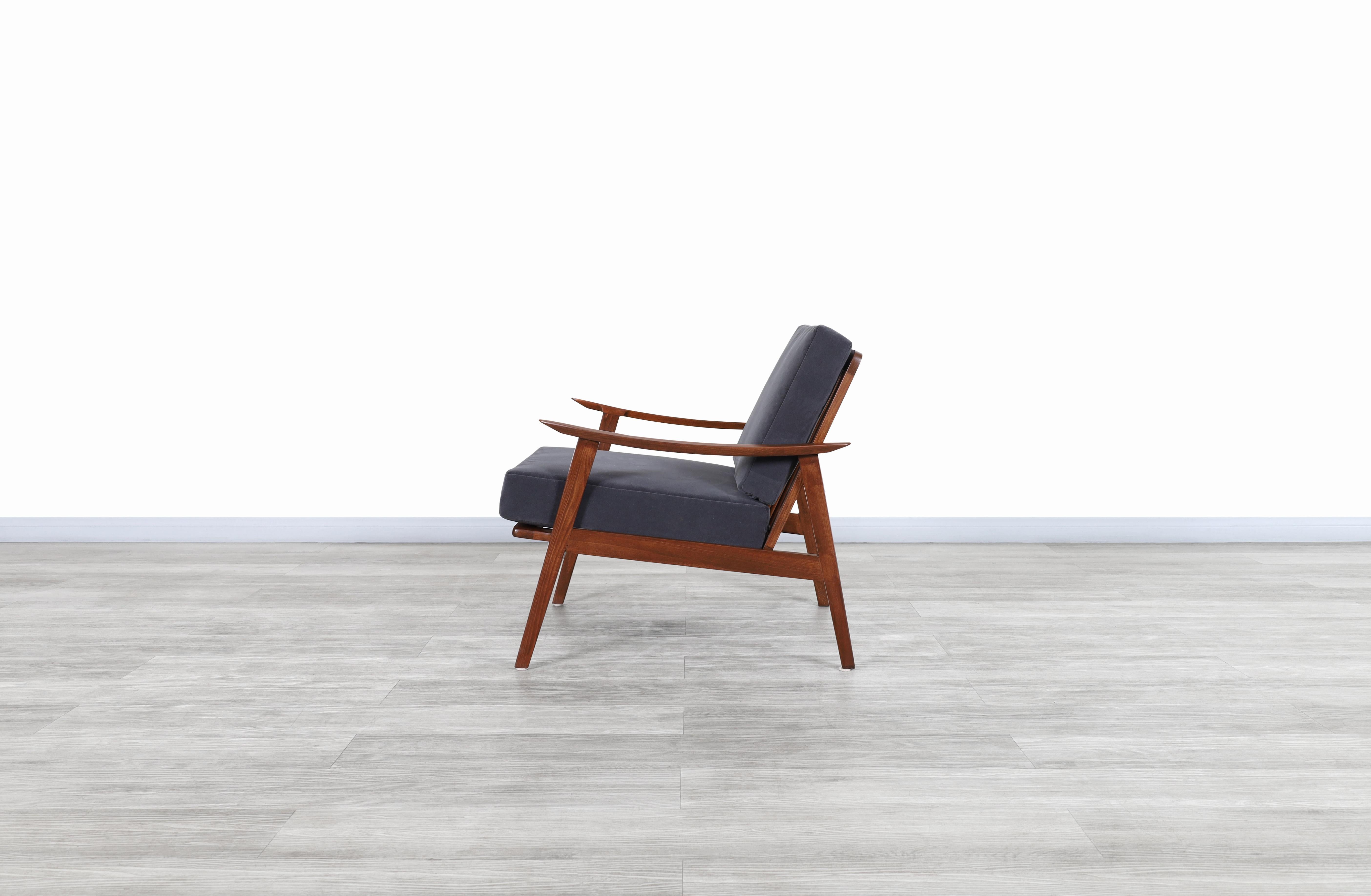 Moderne Lounge-Stühle aus Nussbaumholz aus der Jahrhundertmitte im Angebot 2