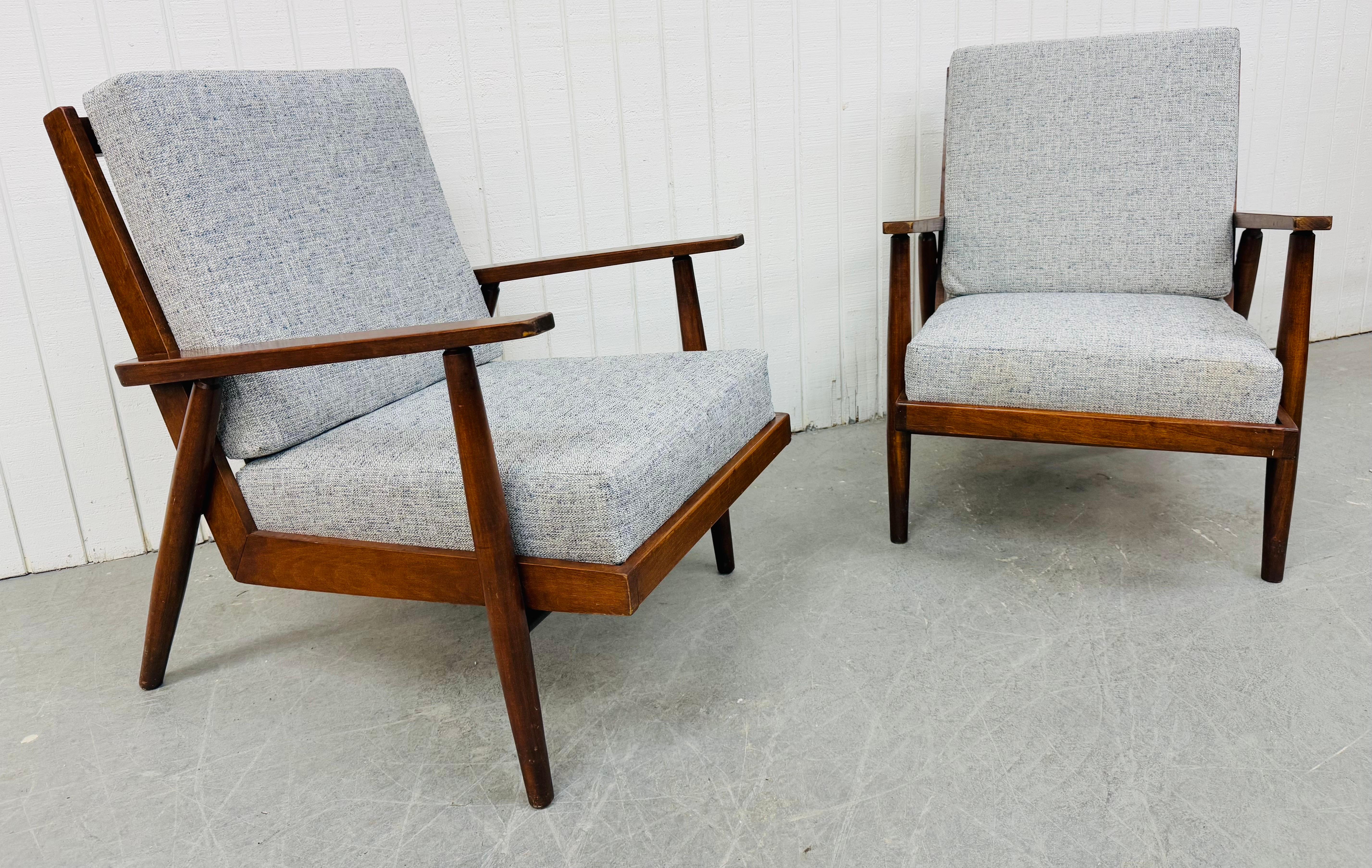 Diese Auflistung ist für ein Paar Mid-Century Modern Walnuss Lounge Chairs. Mit einem Massivholzrahmen, neu gepolsterten hellgrauen Kissen und einer schönen Walnussoberfläche. Eine außergewöhnliche Kombination aus Qualität und MCM-Design!