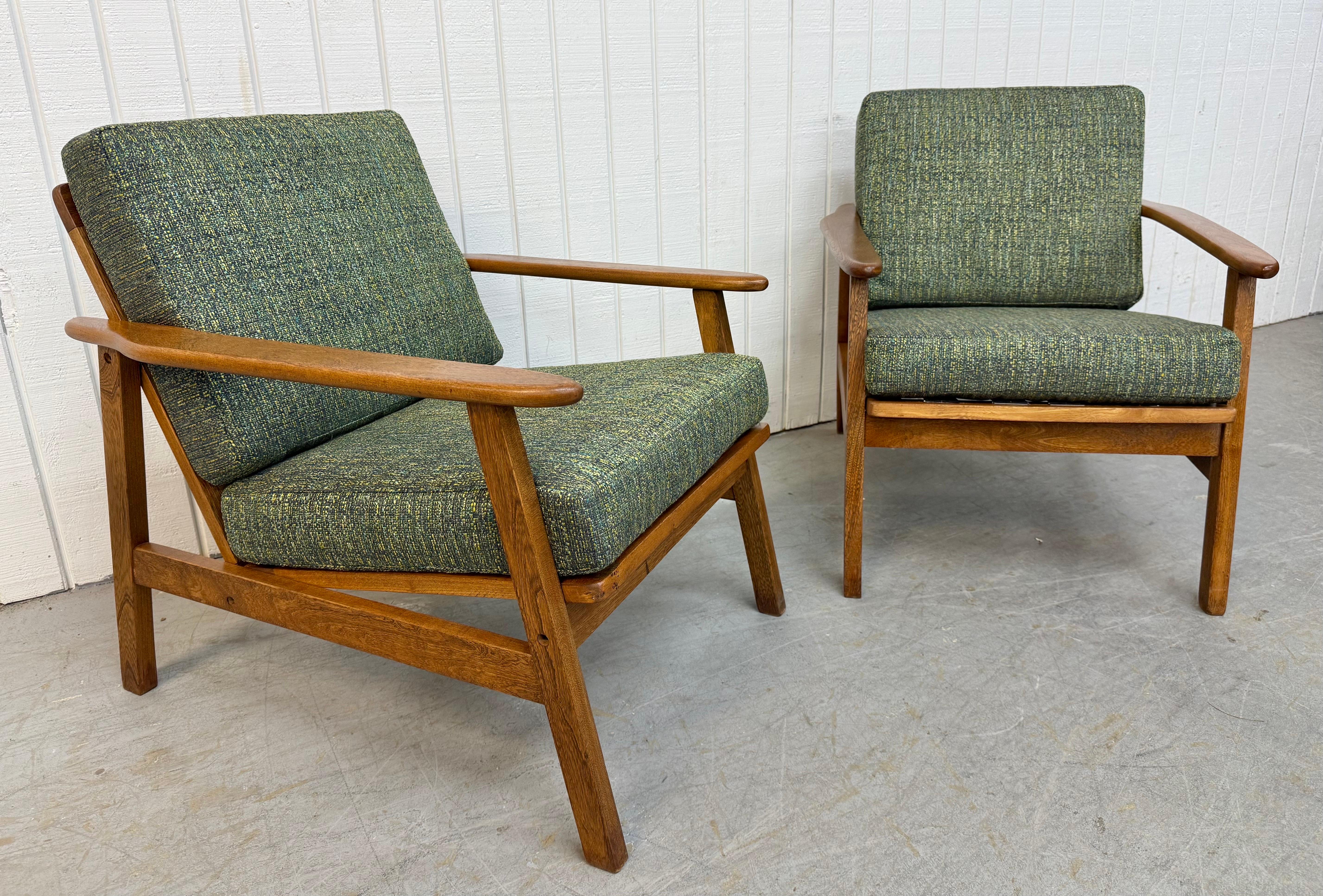 Questo annuncio si riferisce a una coppia di sedie da salotto in legno di noce di epoca moderna. Presenta una struttura in legno massiccio, due cuscini appena imbottiti, cinghie di ricambio e una splendida finitura in noce. Si tratta di