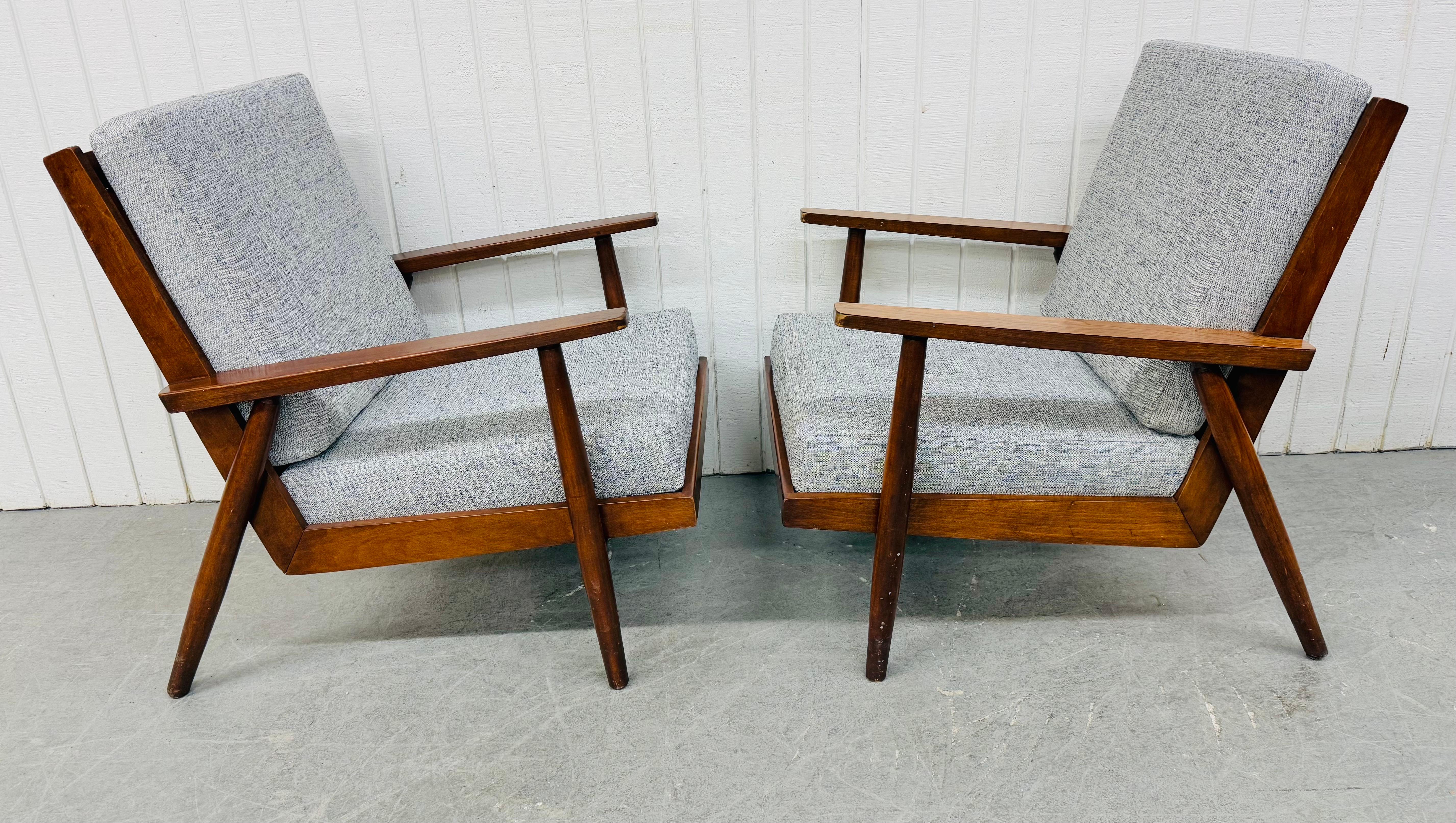 Moderne Loungesessel aus Nussbaumholz aus der Jahrhundertmitte - 2er-Set (Moderne der Mitte des Jahrhunderts) im Angebot