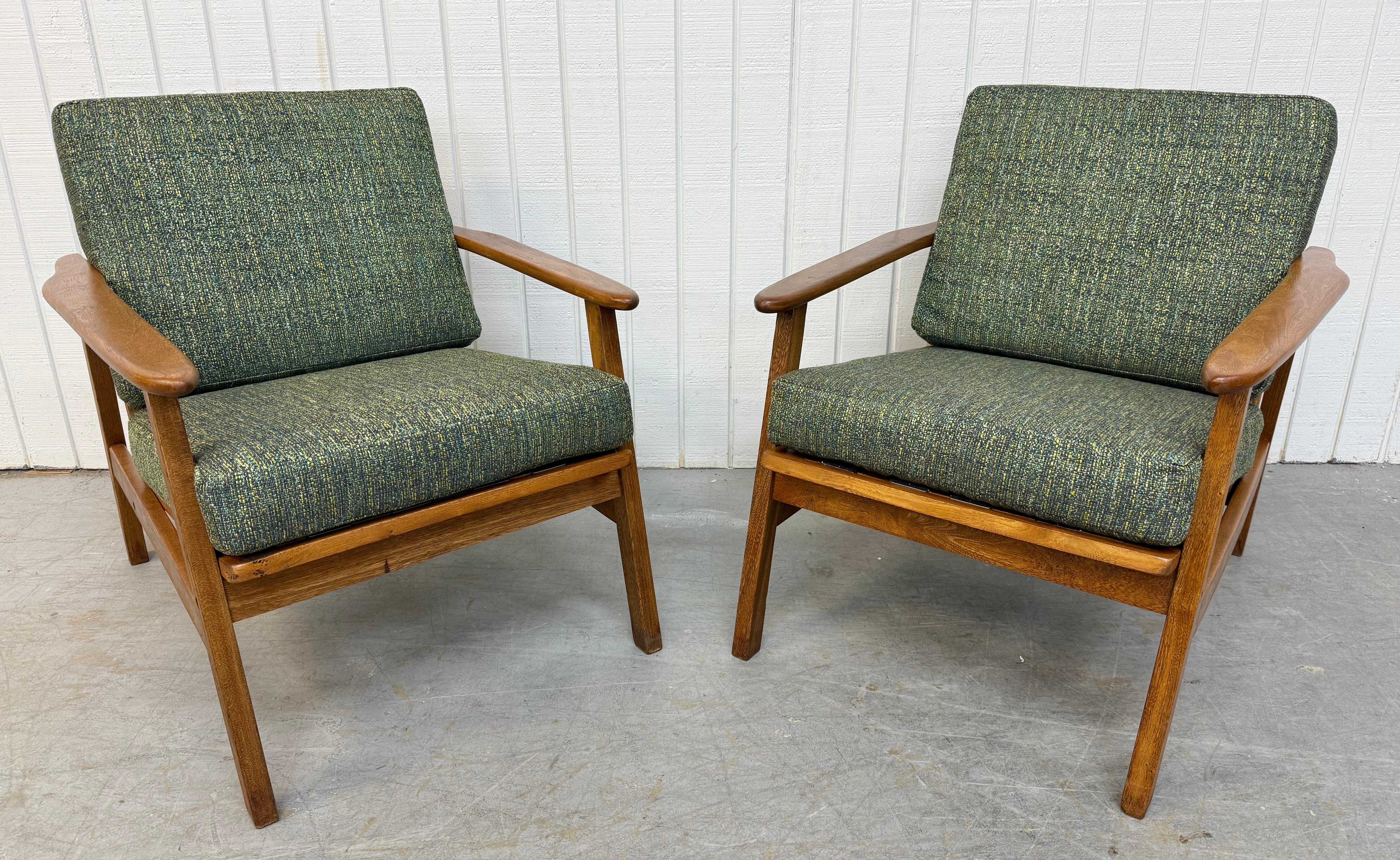Mid-Century moderno Sedie da salotto in noce moderne del Medioevo - Set di 2 in vendita