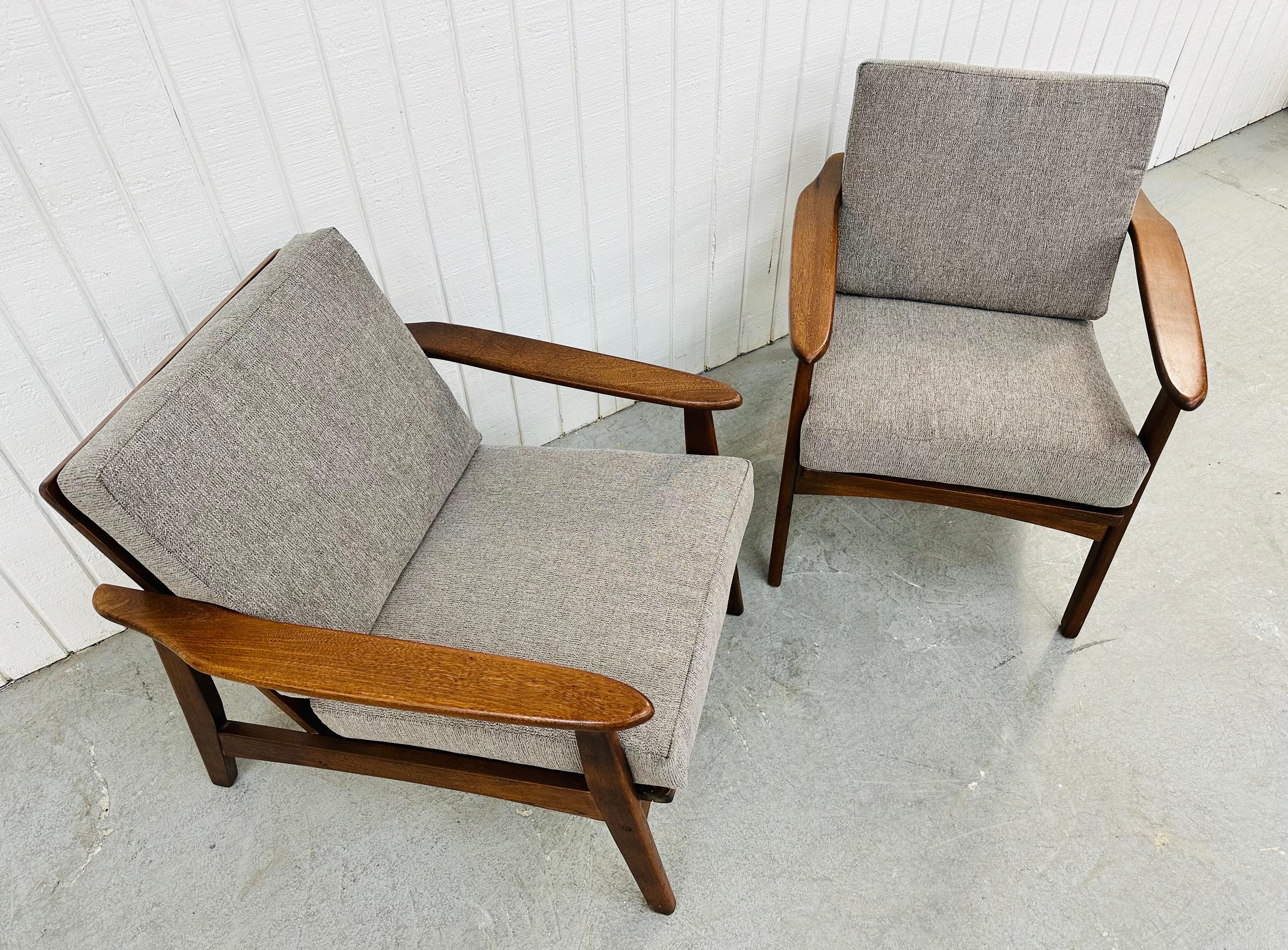 Mid-Century Modern Walnut Lounge Chairs - Set of 2 In Good Condition In Clarksboro, NJ