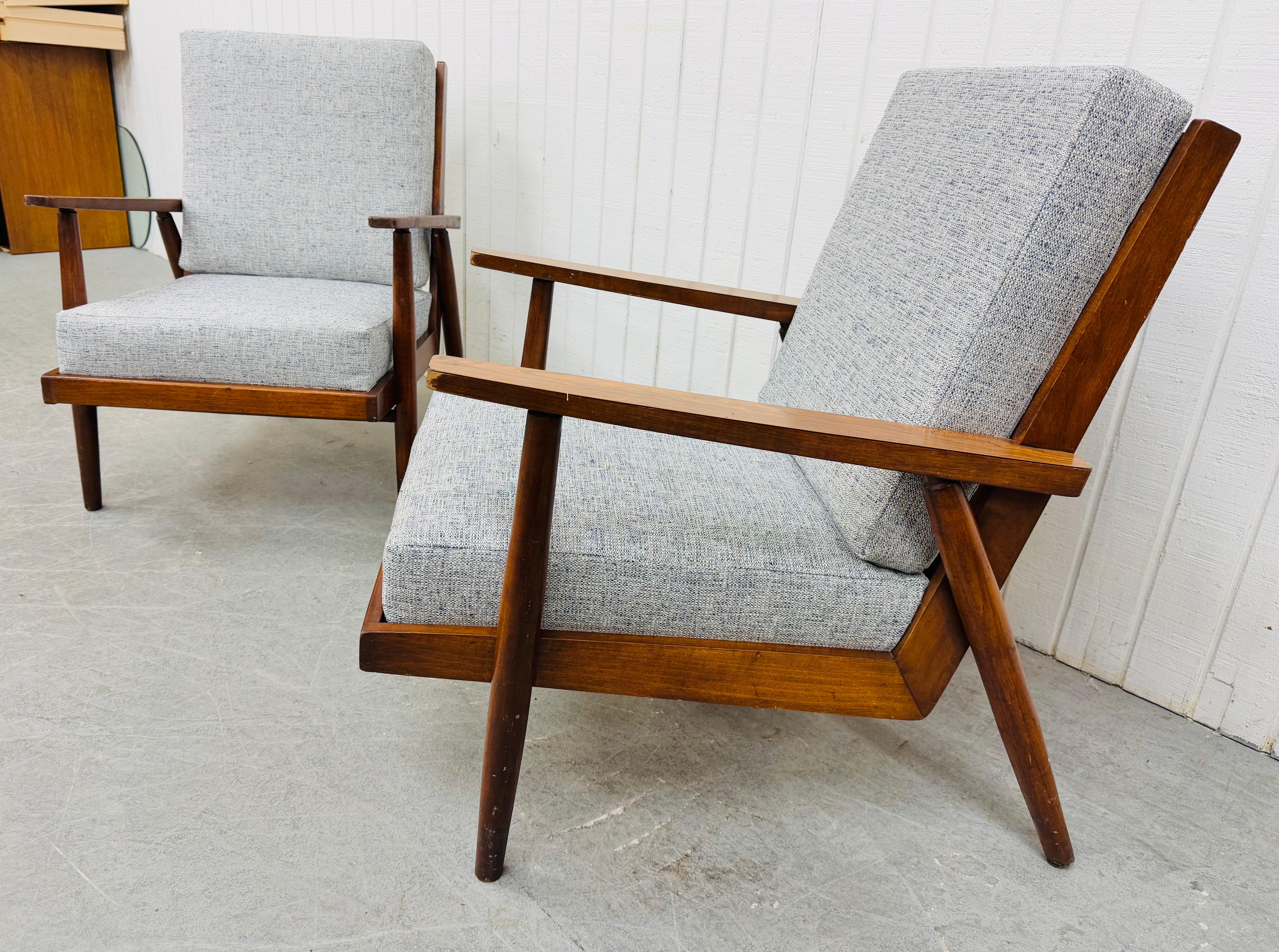 Moderne Loungesessel aus Nussbaumholz aus der Jahrhundertmitte - 2er-Set (amerikanisch) im Angebot