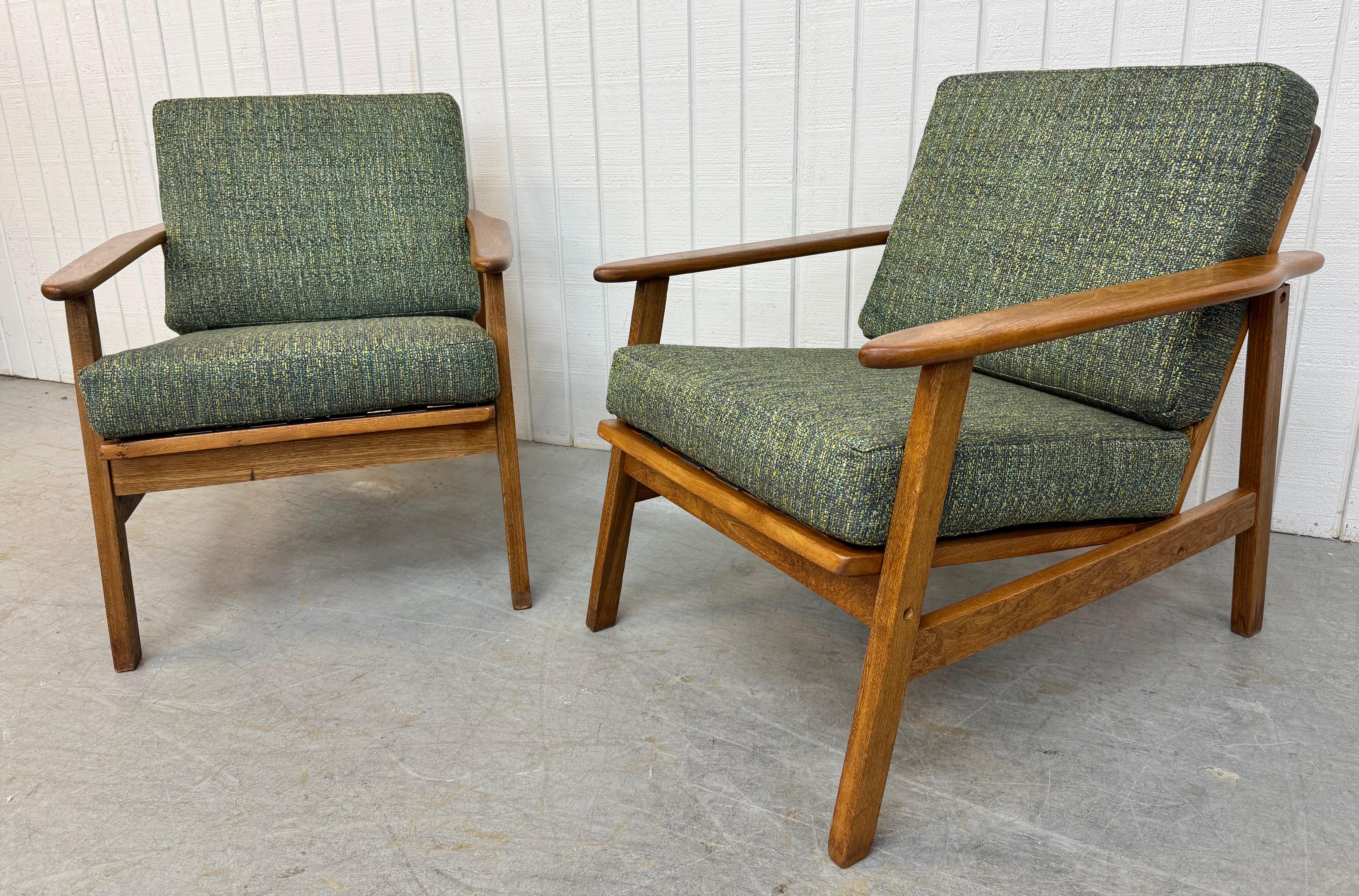 Americano Sedie da salotto in noce moderne del Medioevo - Set di 2 in vendita