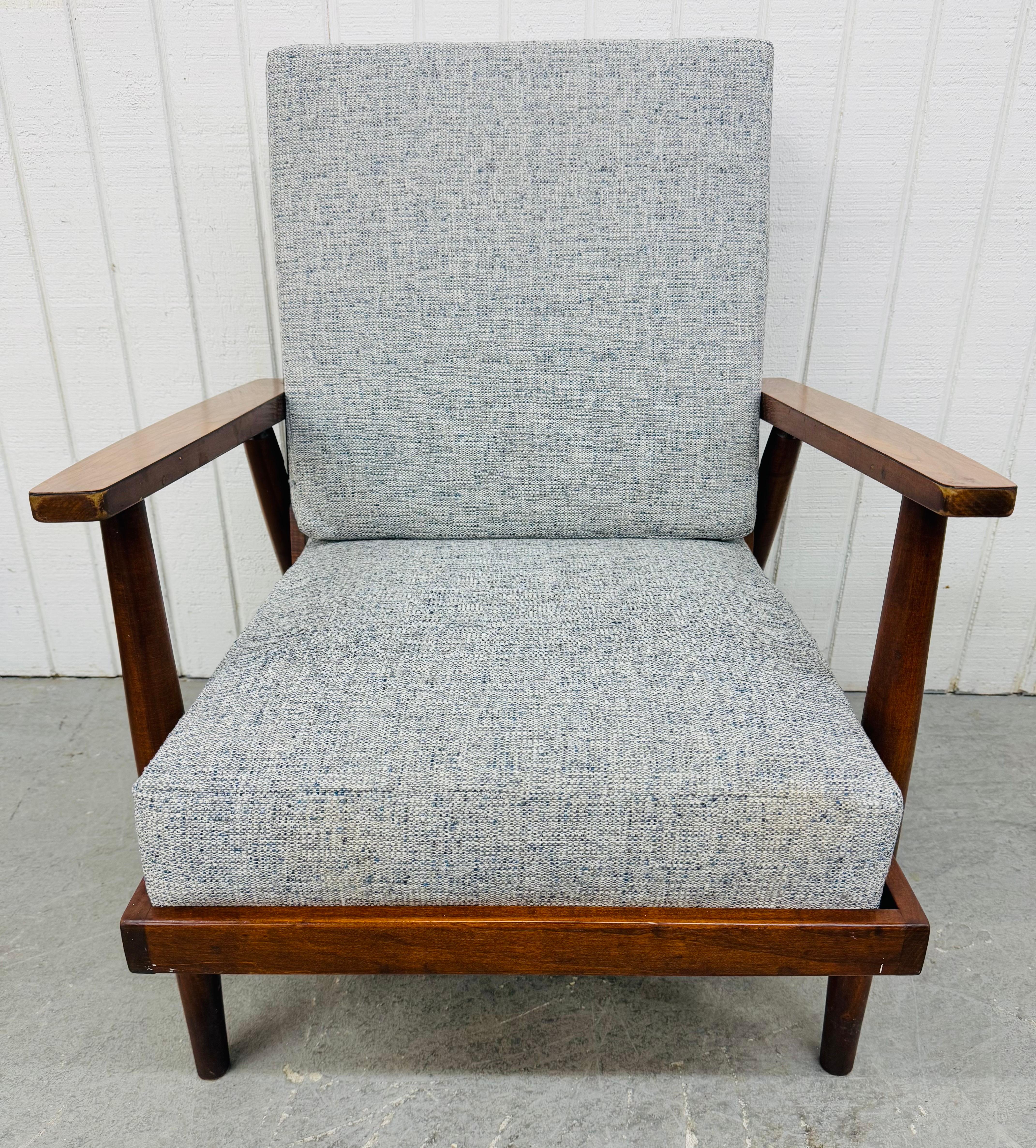 Moderne Loungesessel aus Nussbaumholz aus der Jahrhundertmitte - 2er-Set im Zustand „Gut“ im Angebot in Clarksboro, NJ