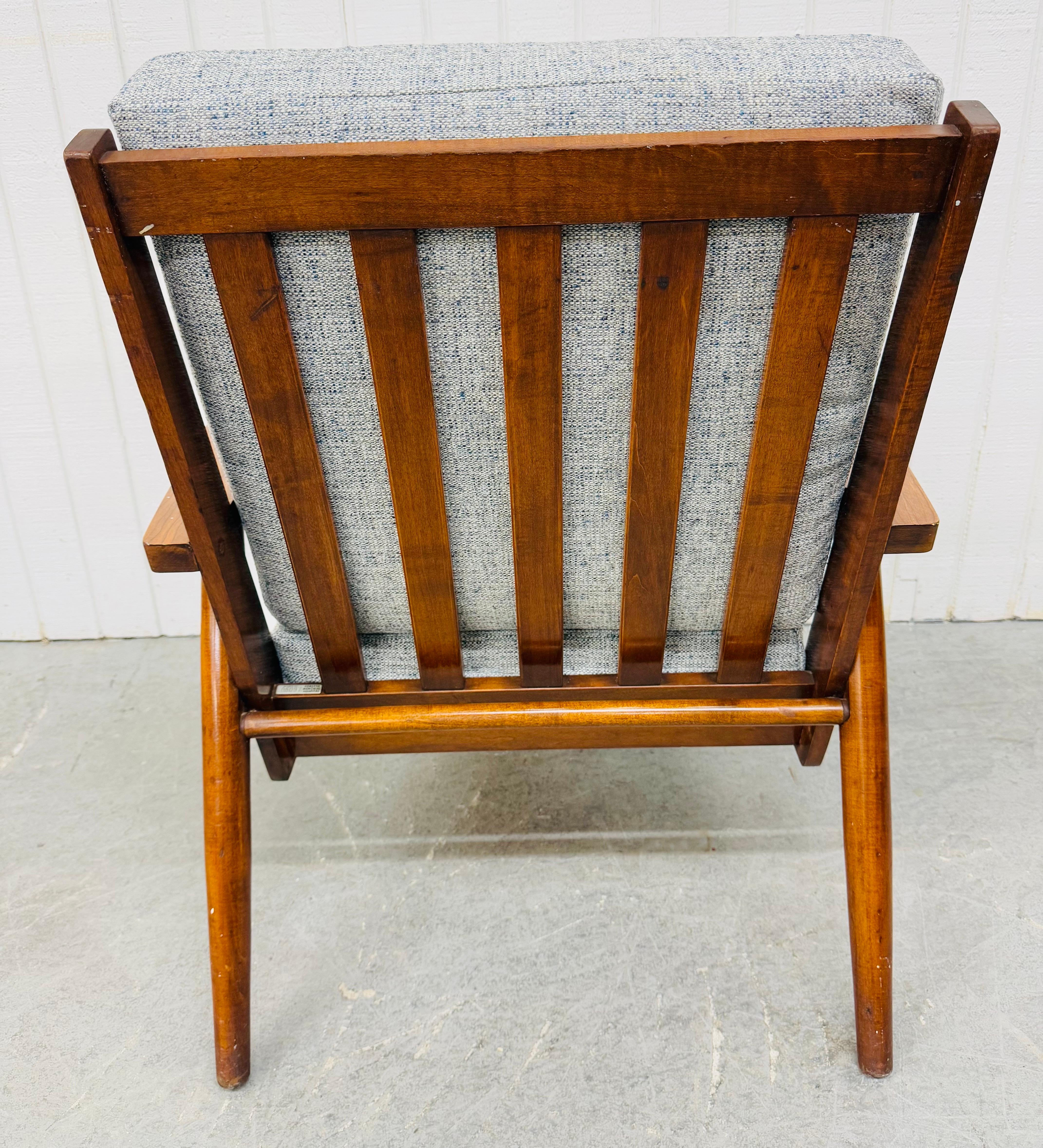 Moderne Loungesessel aus Nussbaumholz aus der Jahrhundertmitte - 2er-Set (20. Jahrhundert) im Angebot