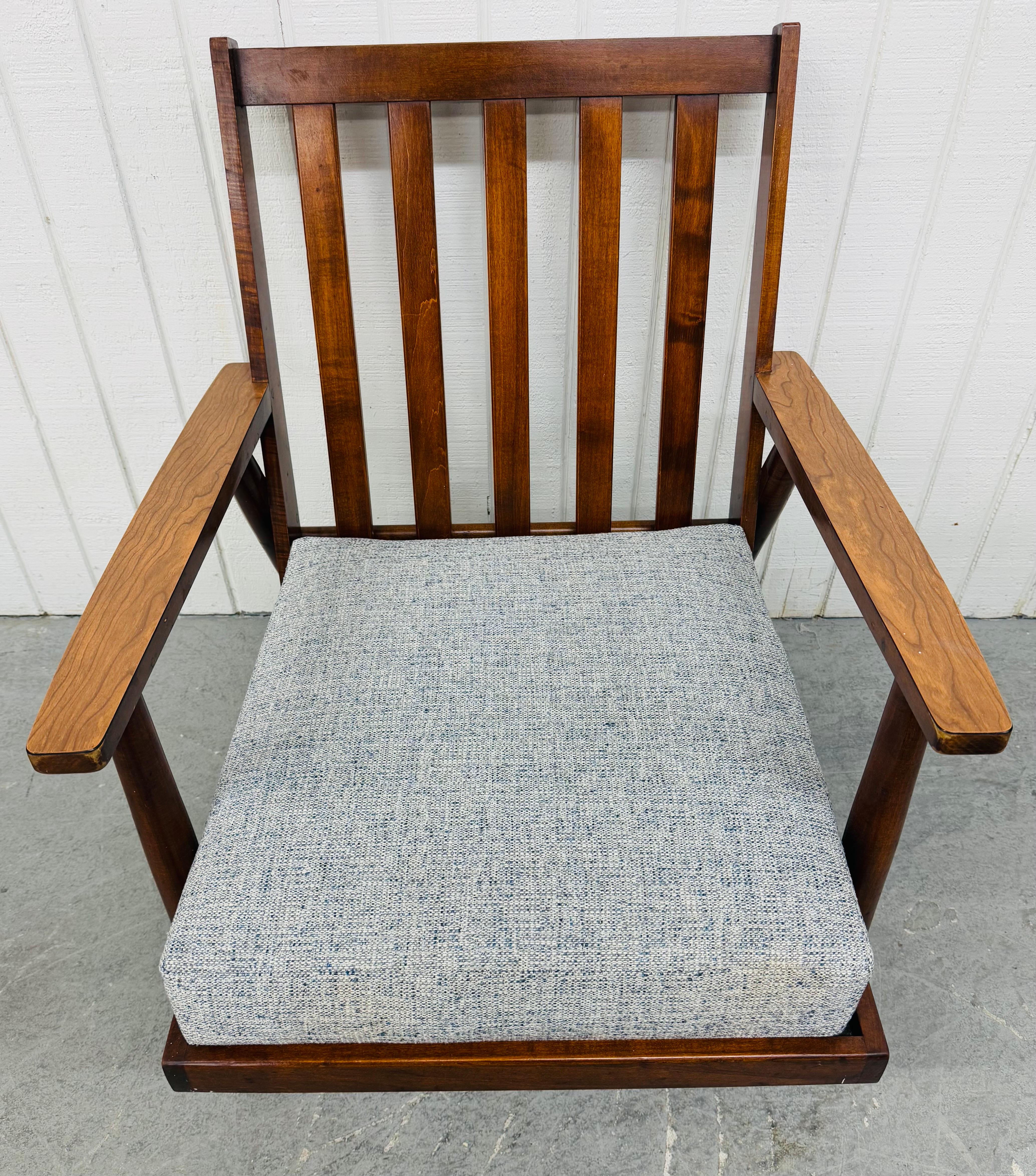 Moderne Loungesessel aus Nussbaumholz aus der Jahrhundertmitte - 2er-Set (Polster) im Angebot