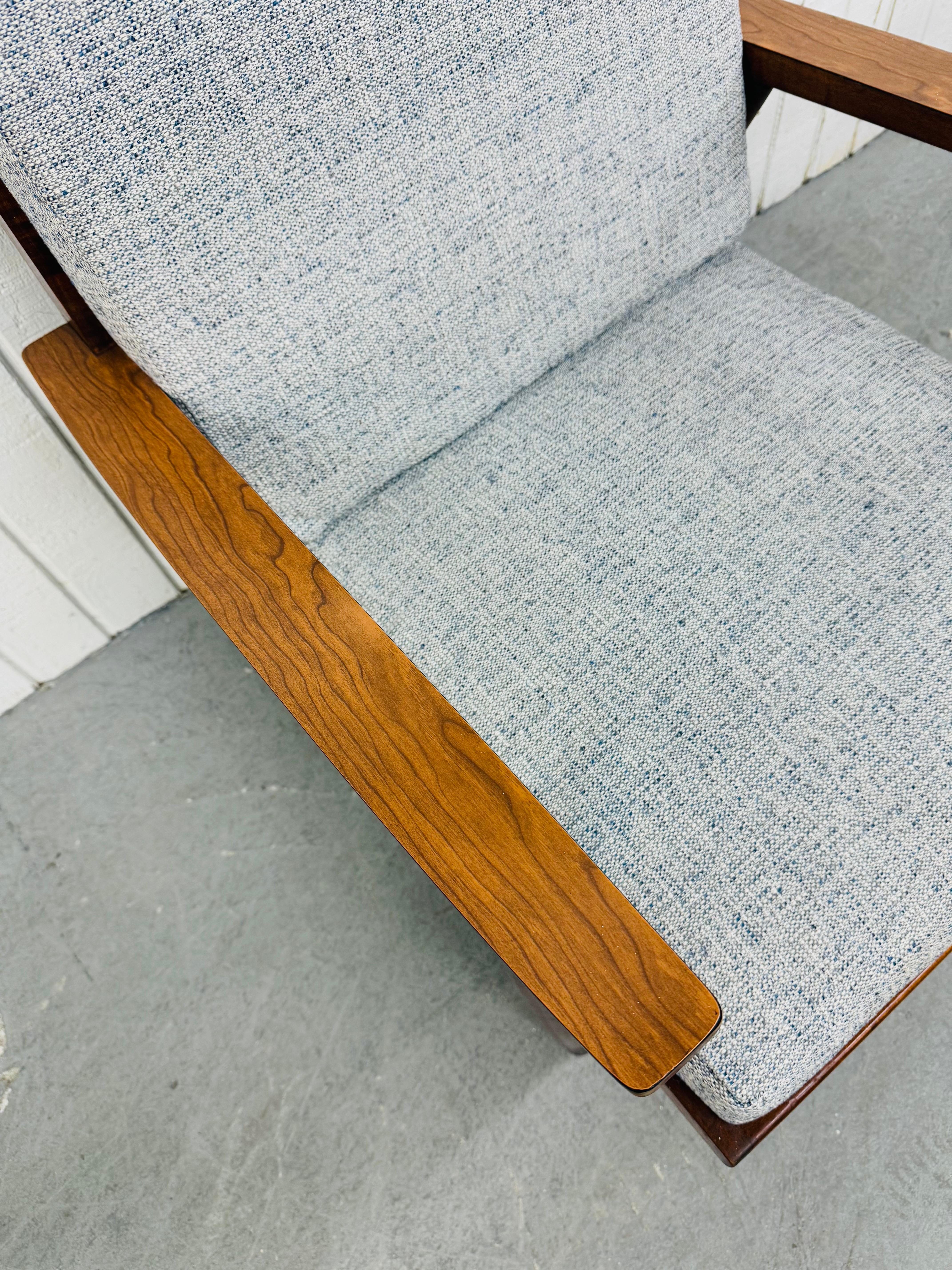 Moderne Loungesessel aus Nussbaumholz aus der Jahrhundertmitte - 2er-Set im Angebot 1