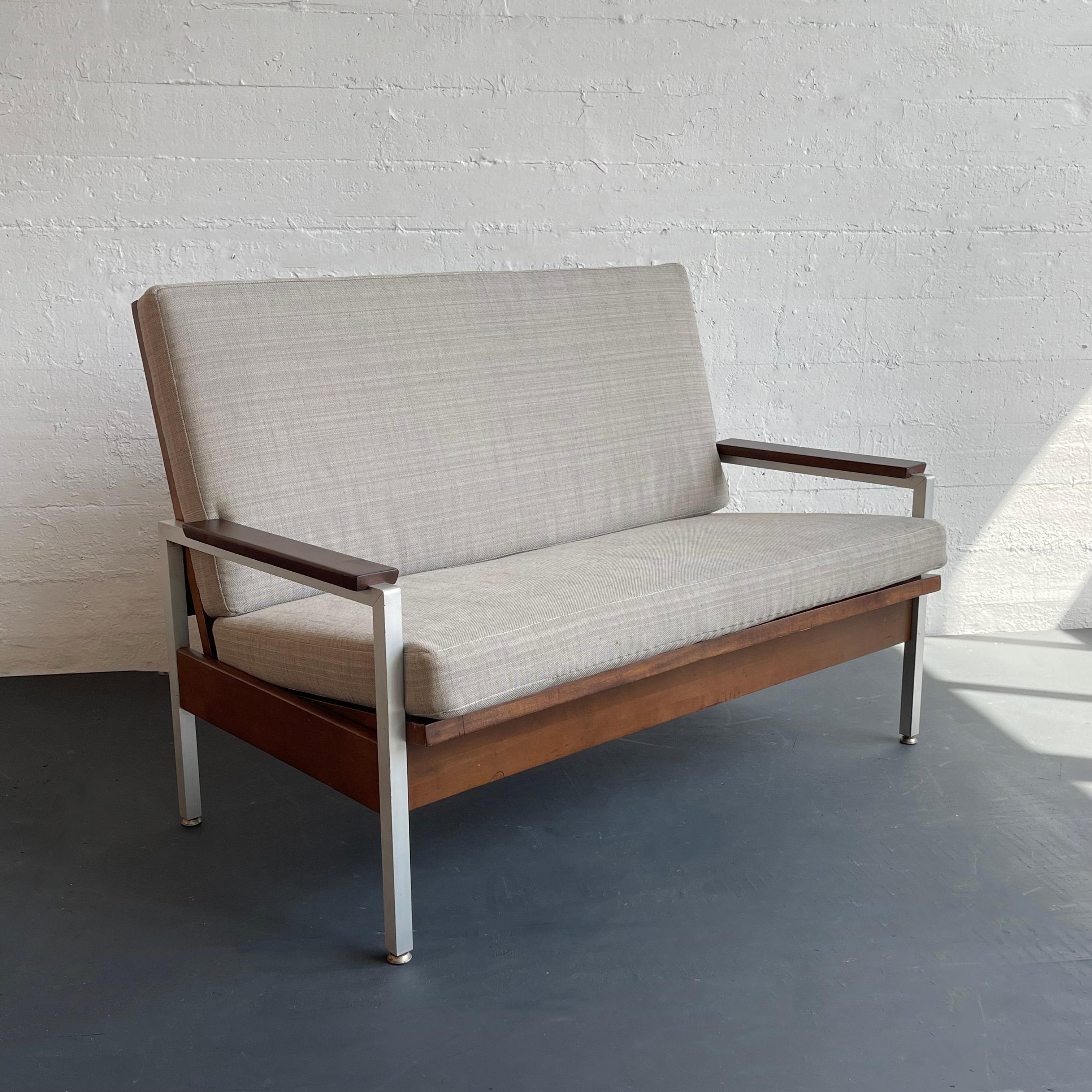 Canapé loveseat de style moderne du milieu du siècle par Steelcase Metal Furniture Company, un leader de l'industrie du mobilier de bureau du milieu du siècle. La causeuse est dotée de coussins en lin de coton beige nouvellement rembourrés qui