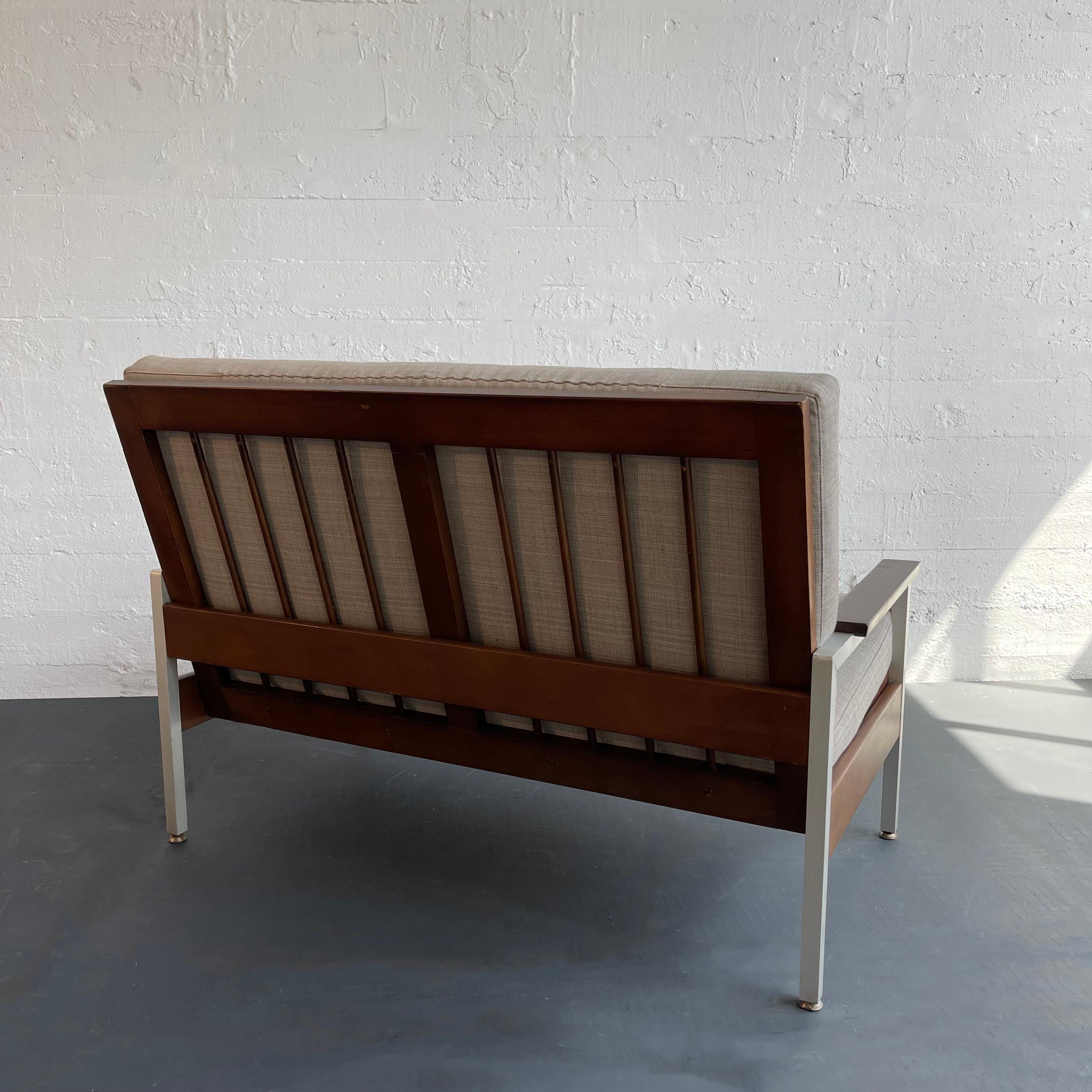 The MODERN The Modernity Walnut Loveseat Sofa By Steelcase Bon état - En vente à Brooklyn, NY