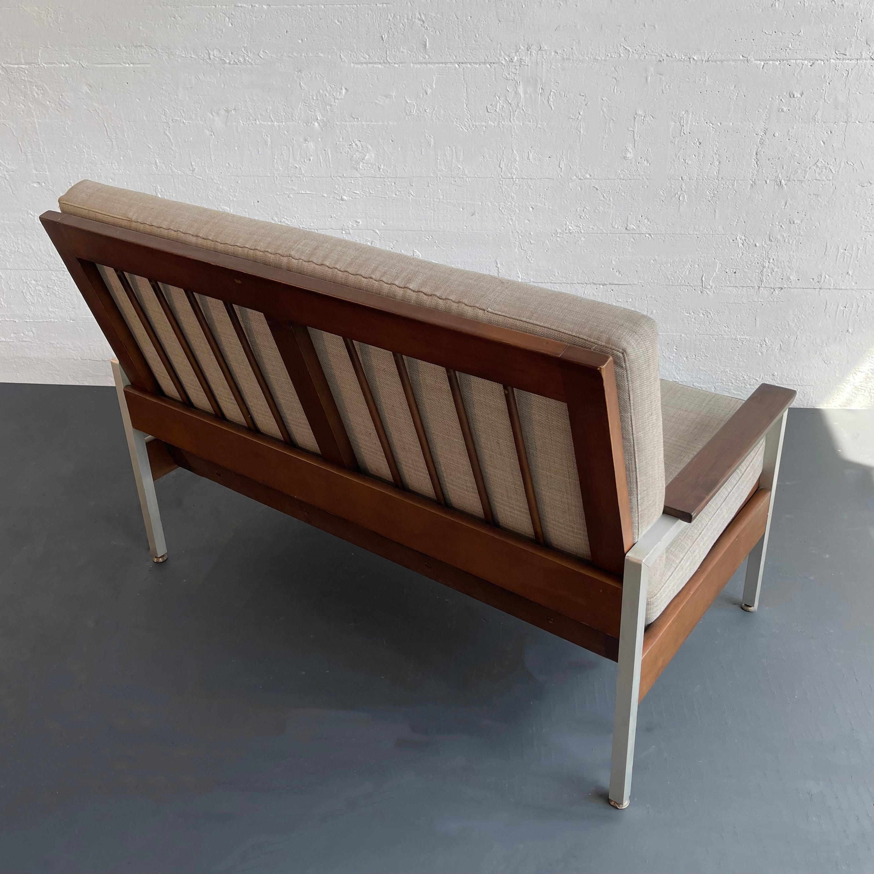 20ième siècle The MODERN The Modernity Walnut Loveseat Sofa By Steelcase en vente