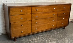 Niedrige Kommode im Mid-Century-Modern-Stil aus Walnussholz von Ramseur