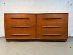 Cómoda baja de nogal moderna de mediados de siglo de Widdicomb Furniture Company
