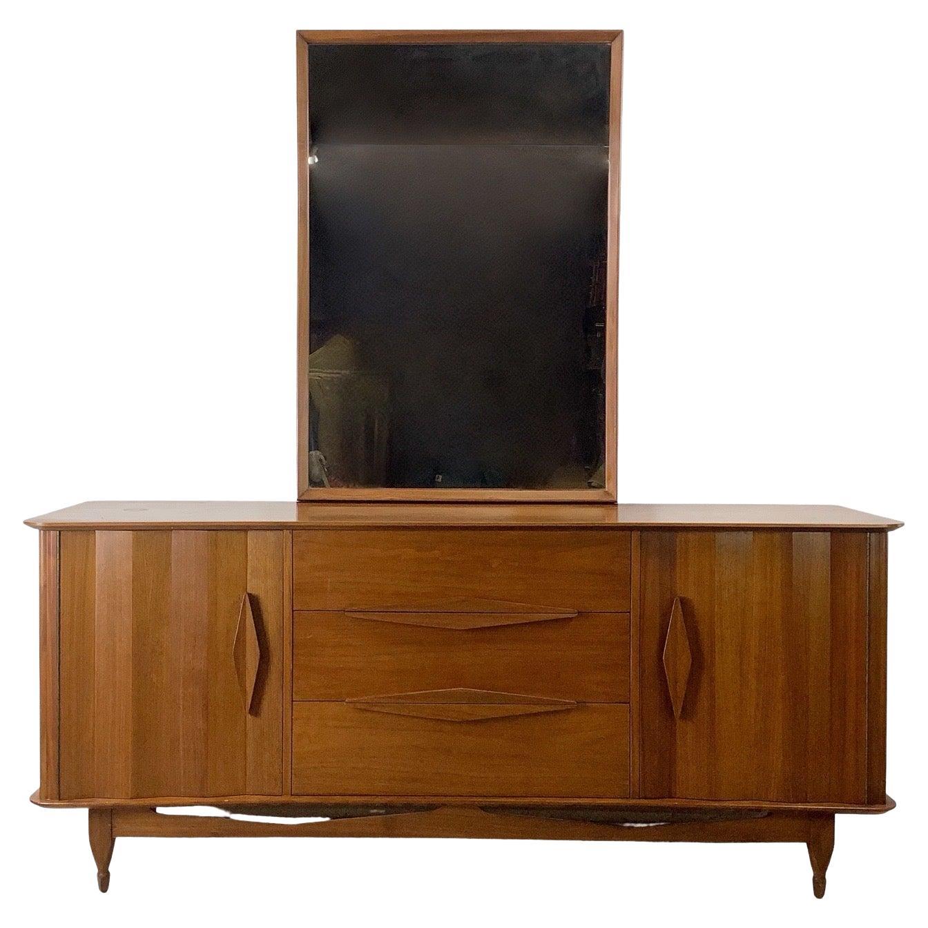 Commode basse en noyer moderne du milieu du siècle avec miroir assorti