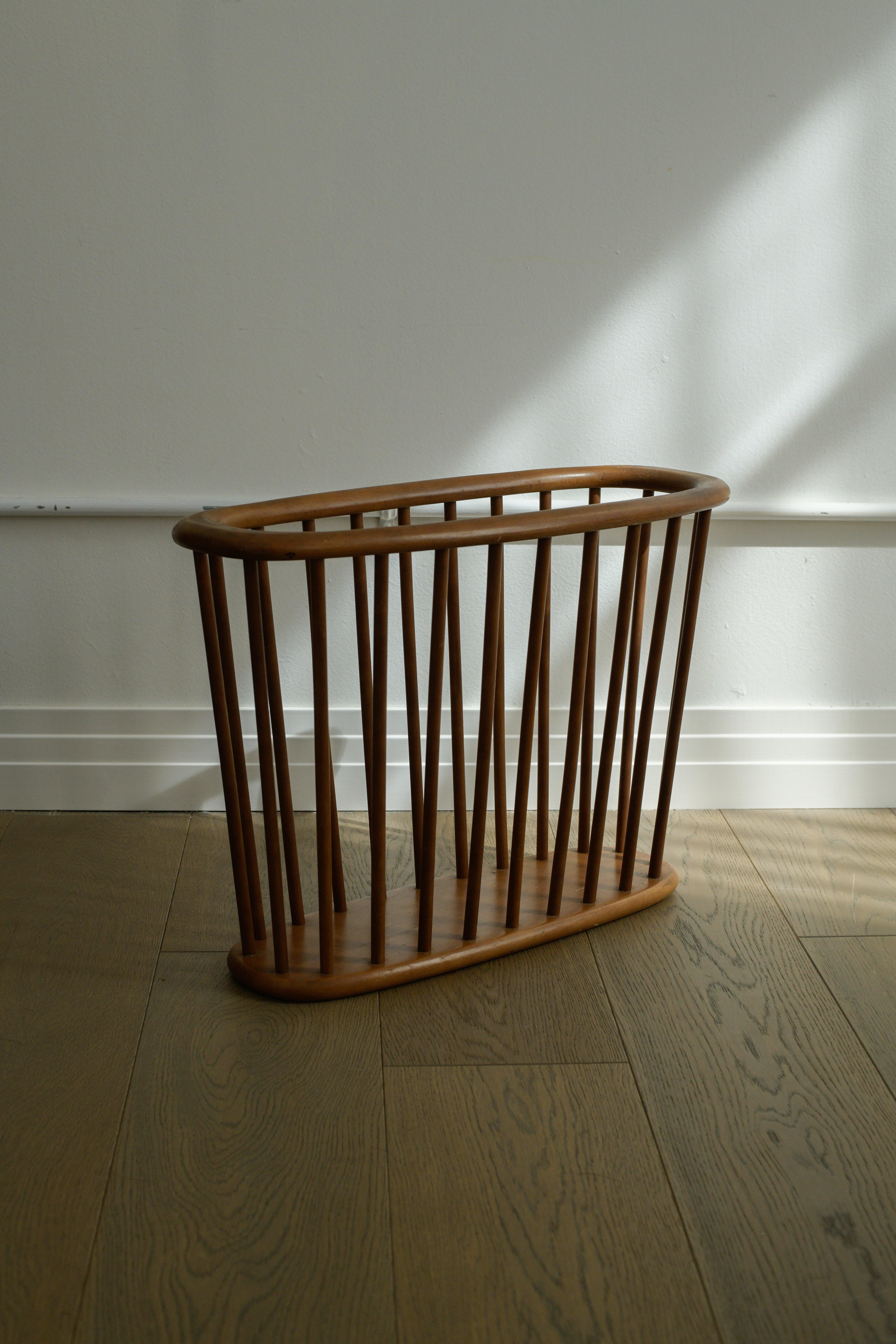 1960s Mid Century Modern magazine rack designed by Arthur Umanoff for Washington Woodcraft. 

Magazine rack is in good vintage condition with a couple small blemishes. Made from solid walnut, rack presents well and is good for storing/displaying