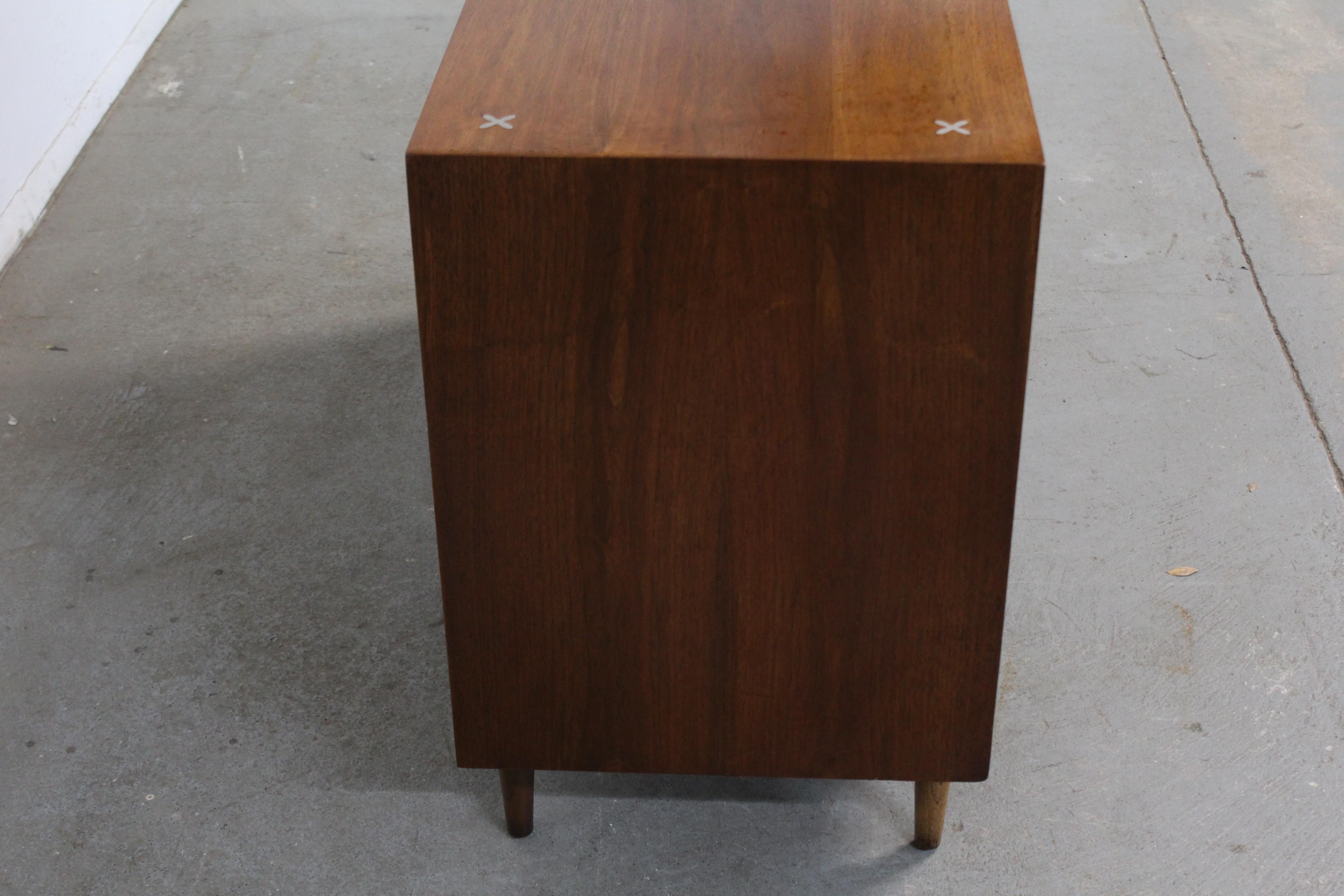 Mid-Century Modern Walnut Mini Sideboard/Credenza by American of Martinsville In Good Condition In Wilmington, DE
