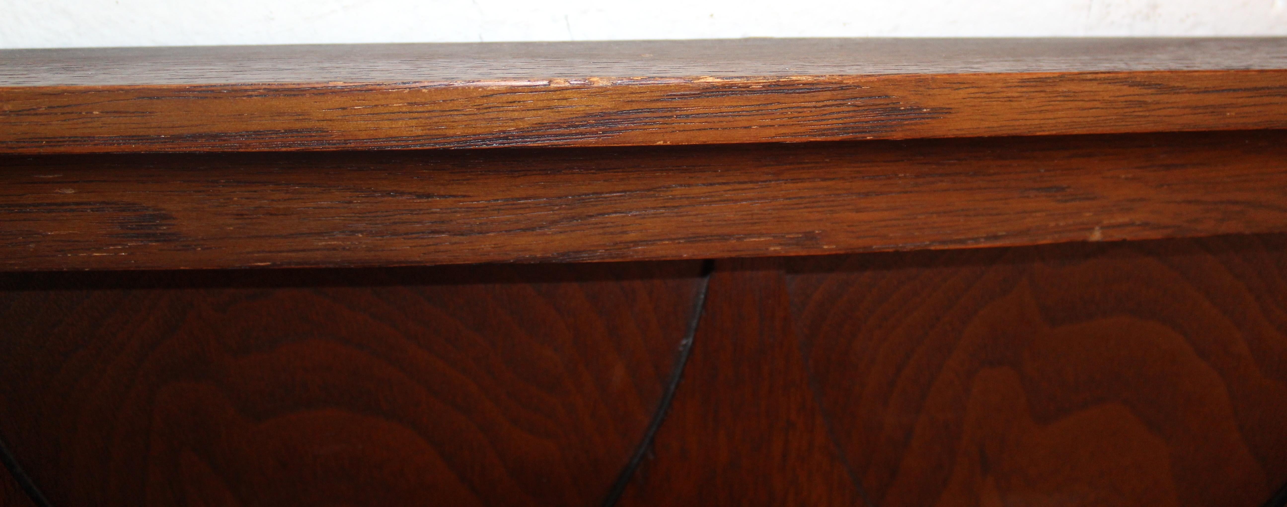 Americano Specchio in legno di noce di Broyhill Brasilia, metà secolo. in vendita
