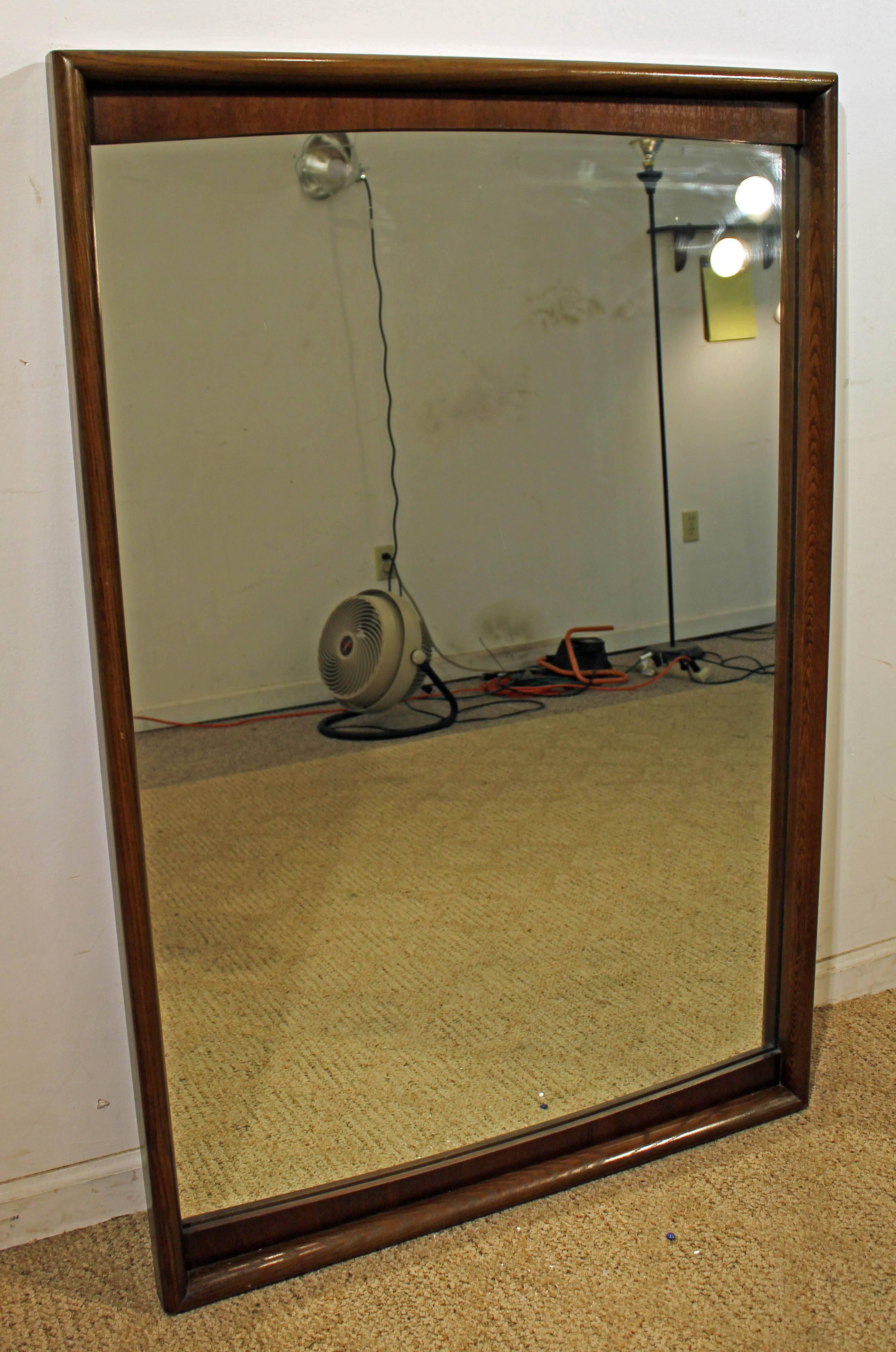 Offered is a Mid-Century Modern wall mirror made by United Furniture. Features a walnut frame. It is in excellent condition for its age.

Dimensions: 34