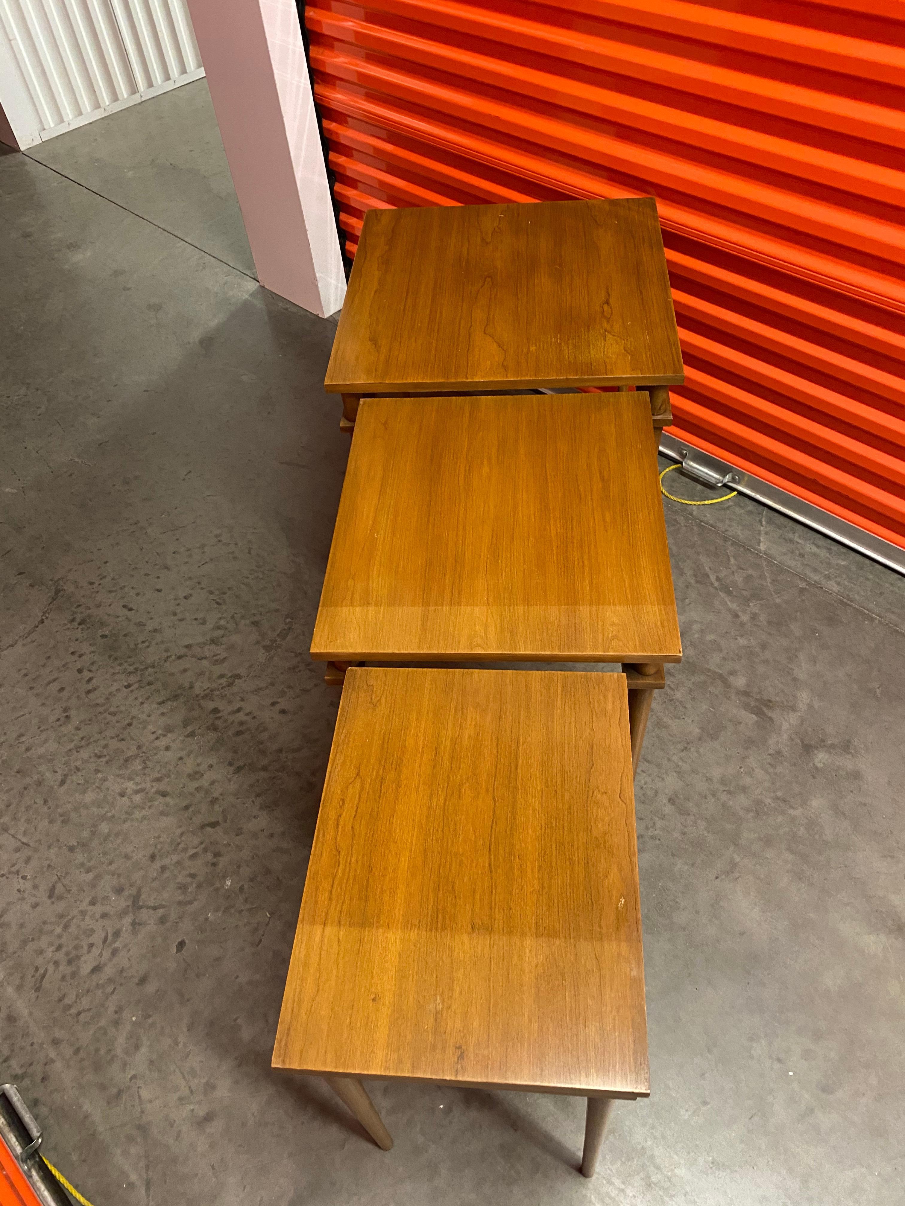 Mid-Century Modern Walnut Nesting Side Tables by John Widdicomb, Set of 3 In Good Condition For Sale In Downingtown, PA