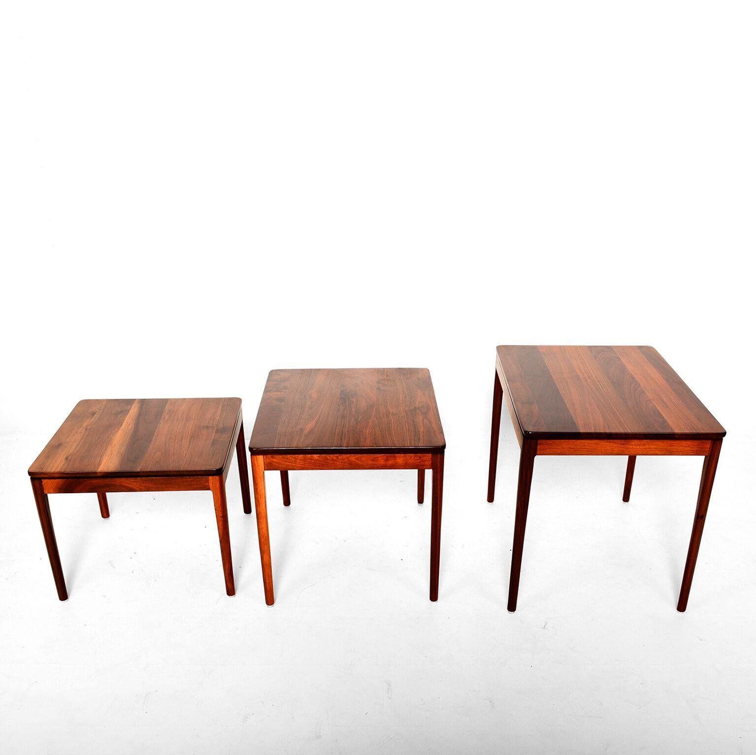 For your consideration a set of three modern nesting tables in walnut wood, designed by Kipp Steward for Drexel. Beautiful condition. Classic midcentury. 1950s
Large table 20 1/4