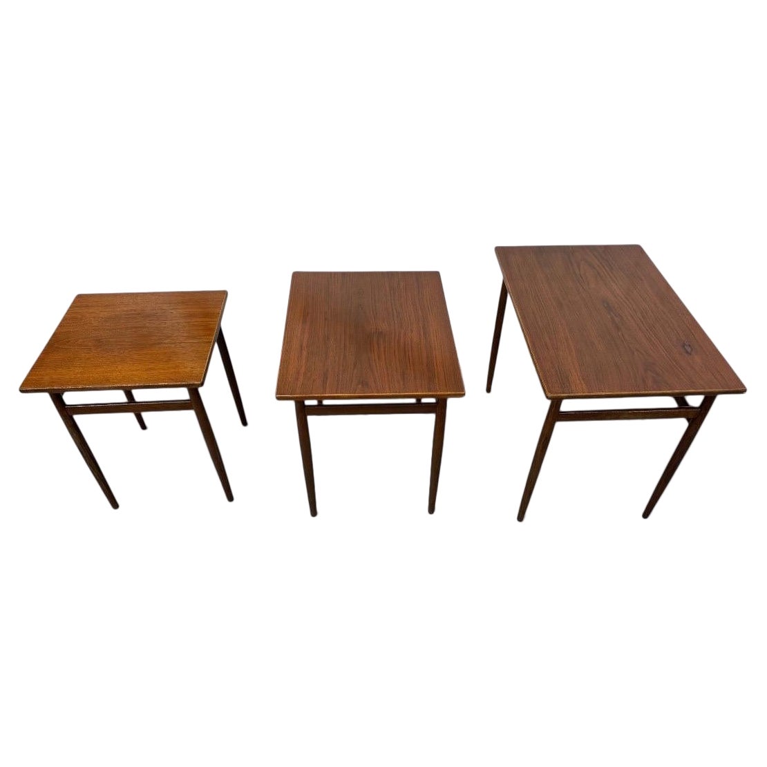 Tables gigognes en noyer modernes du milieu du siècle - Lot de 3