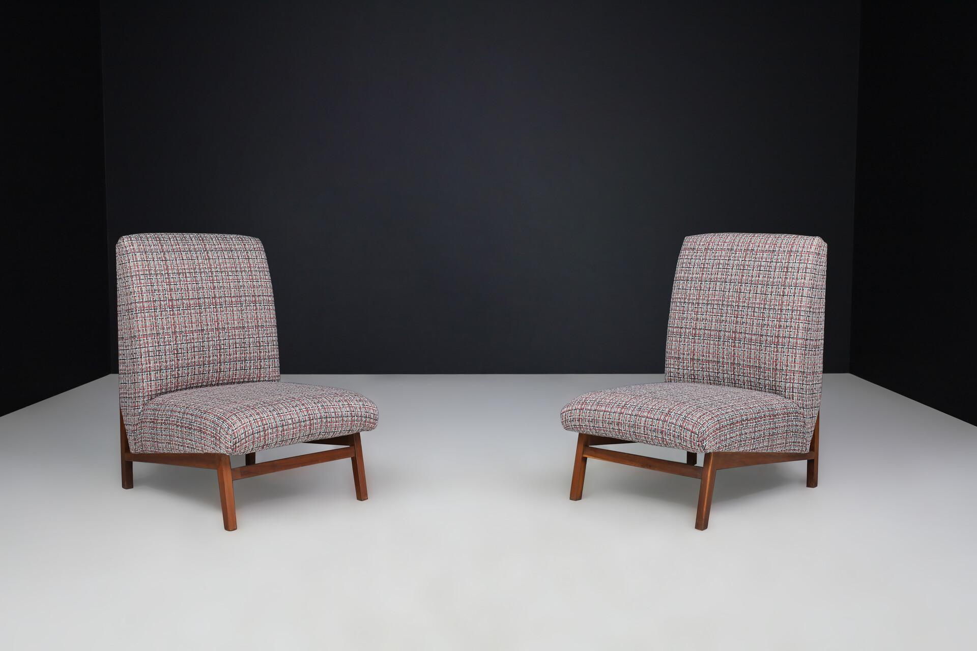 Mid-Century Modern Walnut & Newly Upholstered Lounge Chairs, Italy, 1960s For Sale 6