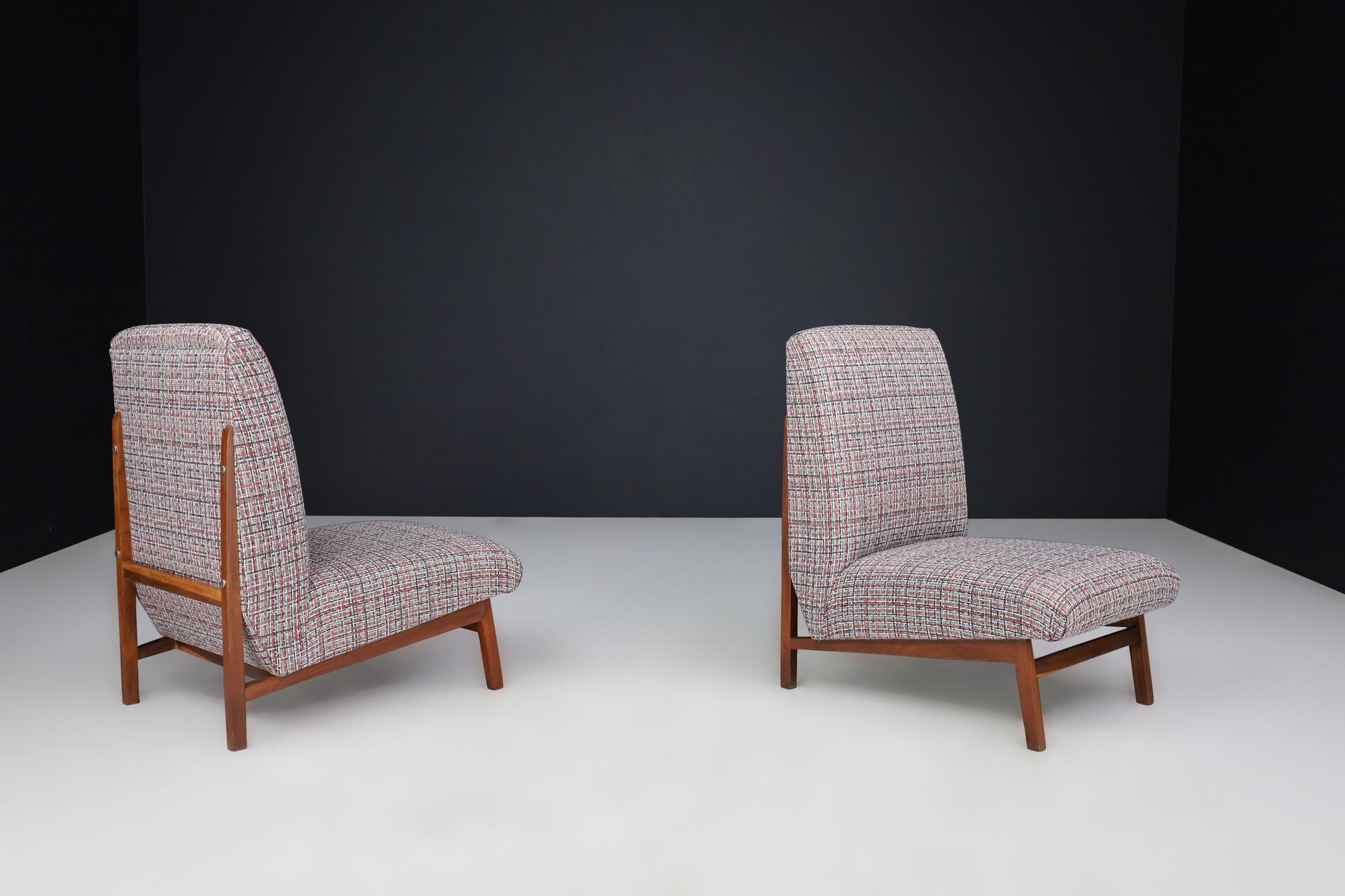 Mid-Century Modern Walnut & Newly Upholstered Lounge Chairs, Italy, 1960s For Sale 8