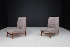 Sedie da salotto moderne di metà secolo in legno di noce e imbottite di recente, Italia, anni '60