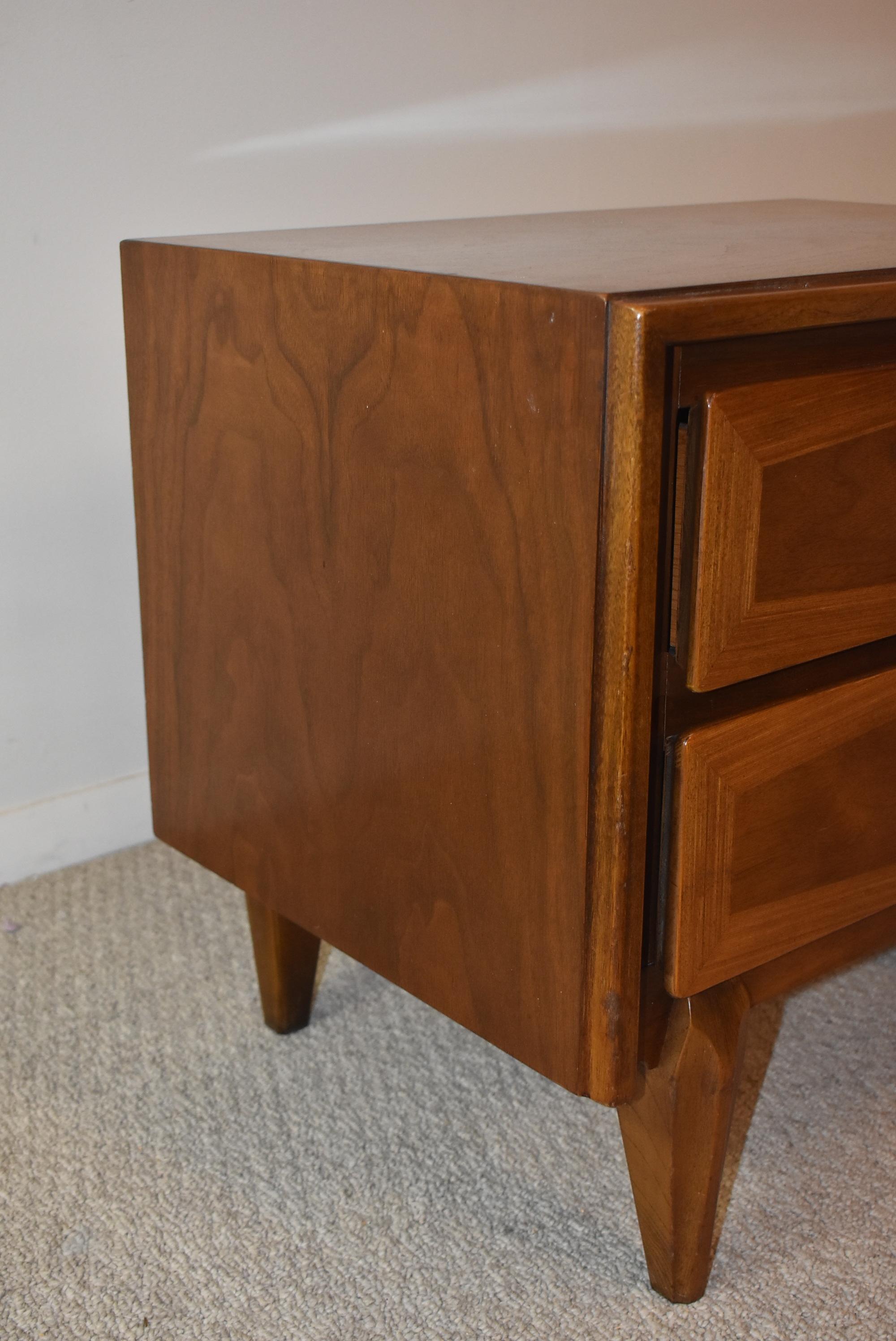 Walnut mid-century modern American of Martinsville 2-drawer night stand with diamond pattern inlaid drawer fronts and sculpted legs. Great condition. Part of a 4-piece set. 20 1/2