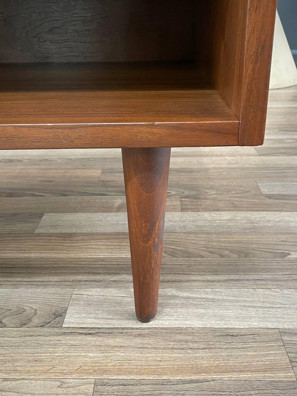Neu lackiert - Mid-Century Modern Night Stand aus Nussbaum im Angebot 3