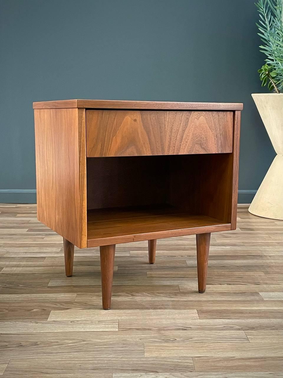 Neu renoviert: 

Mit mehr als 15 Jahren Erfahrung hat unsere Werkstatt einen sorgfältigen Restaurierungsprozess durchlaufen und unsere Leidenschaft und Kreativität für Vintage-Designs unter Beweis gestellt, die sich nahtlos in viele