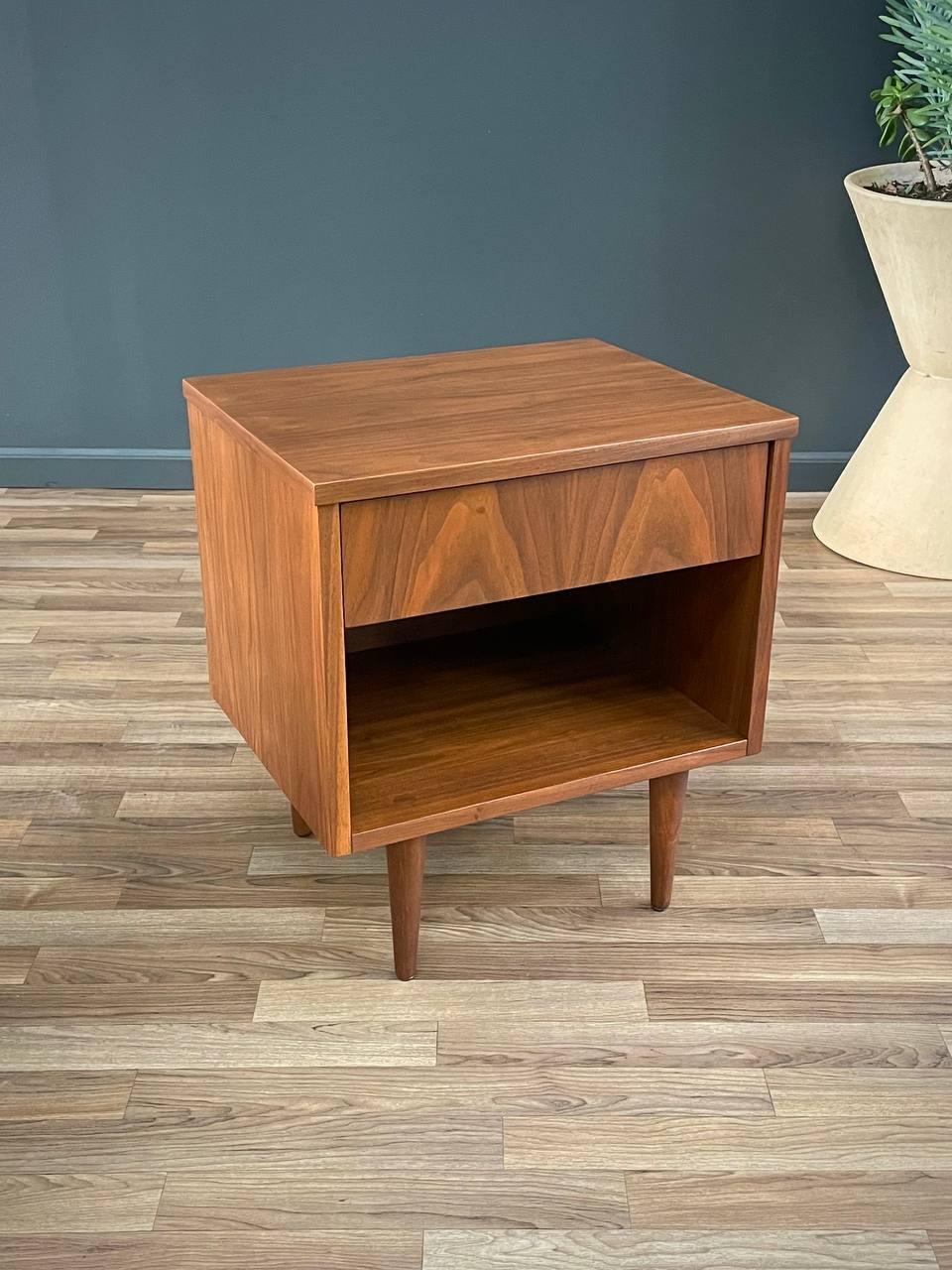 Neu lackiert - Mid-Century Modern Night Stand aus Nussbaum (Moderne der Mitte des Jahrhunderts) im Angebot