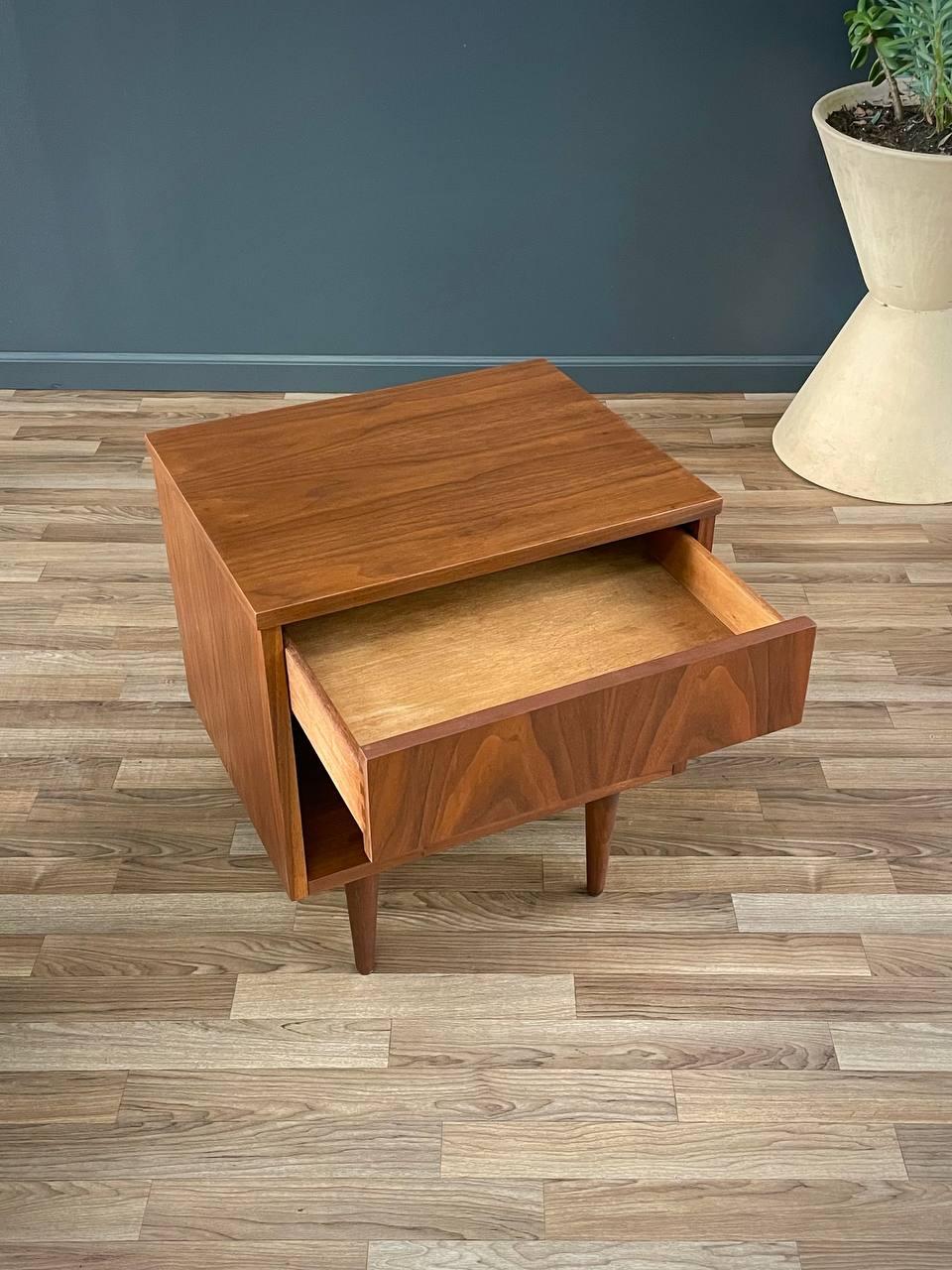 Neu lackiert - Mid-Century Modern Night Stand aus Nussbaum (amerikanisch) im Angebot