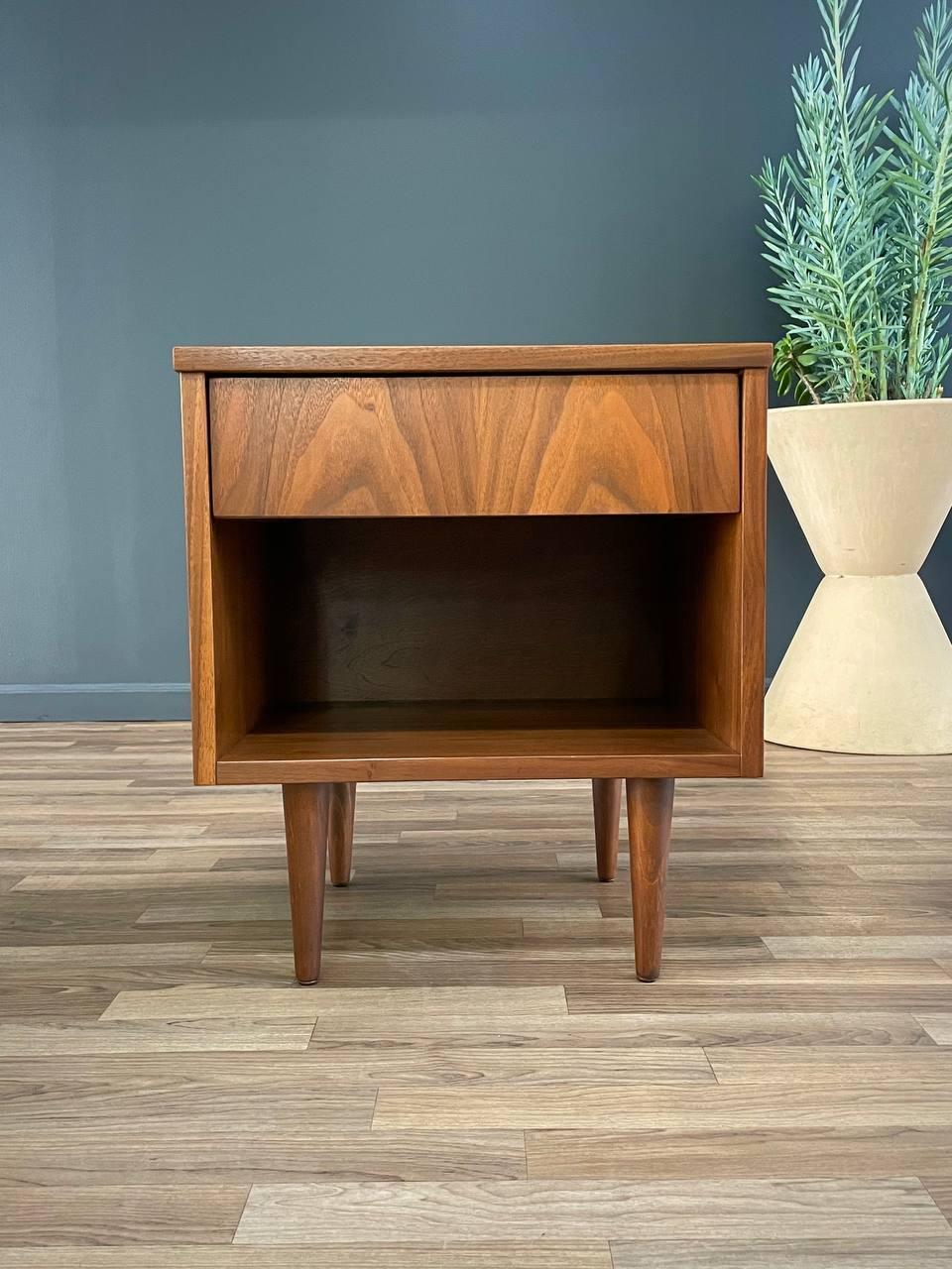 Neu lackiert - Mid-Century Modern Night Stand aus Nussbaum im Zustand „Hervorragend“ im Angebot in Los Angeles, CA