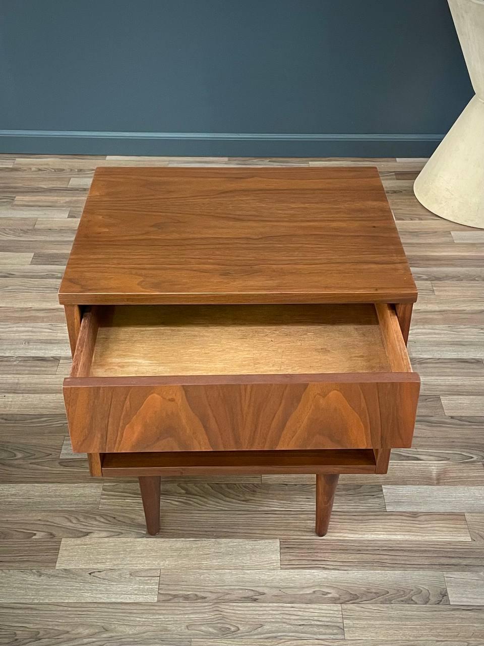 Neu lackiert - Mid-Century Modern Night Stand aus Nussbaum (Mitte des 20. Jahrhunderts) im Angebot