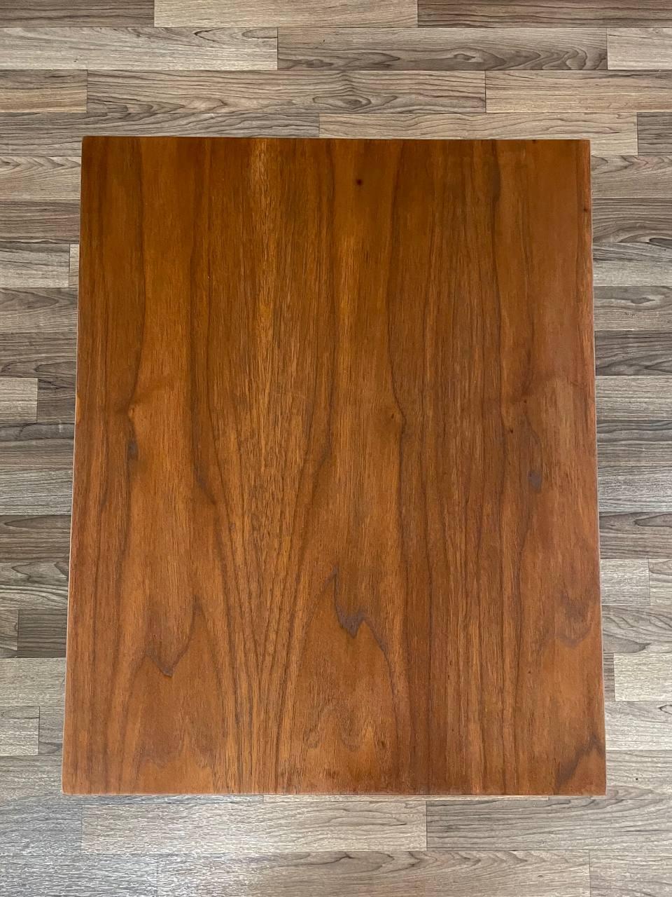 Neu lackiert - Mid-Century Modern Night Stand aus Nussbaum (Walnuss) im Angebot