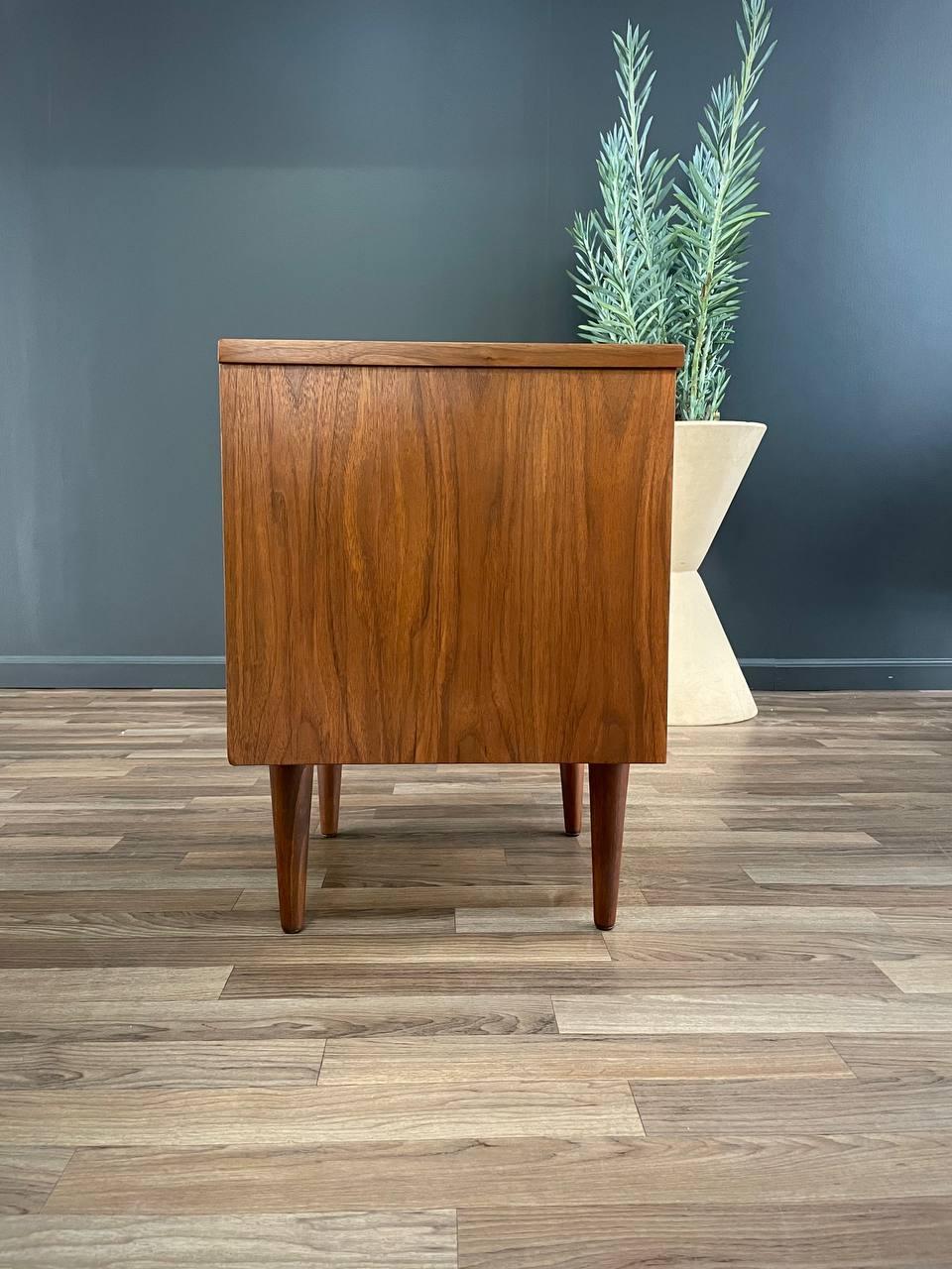 Neu lackiert - Mid-Century Modern Night Stand aus Nussbaum im Angebot 1