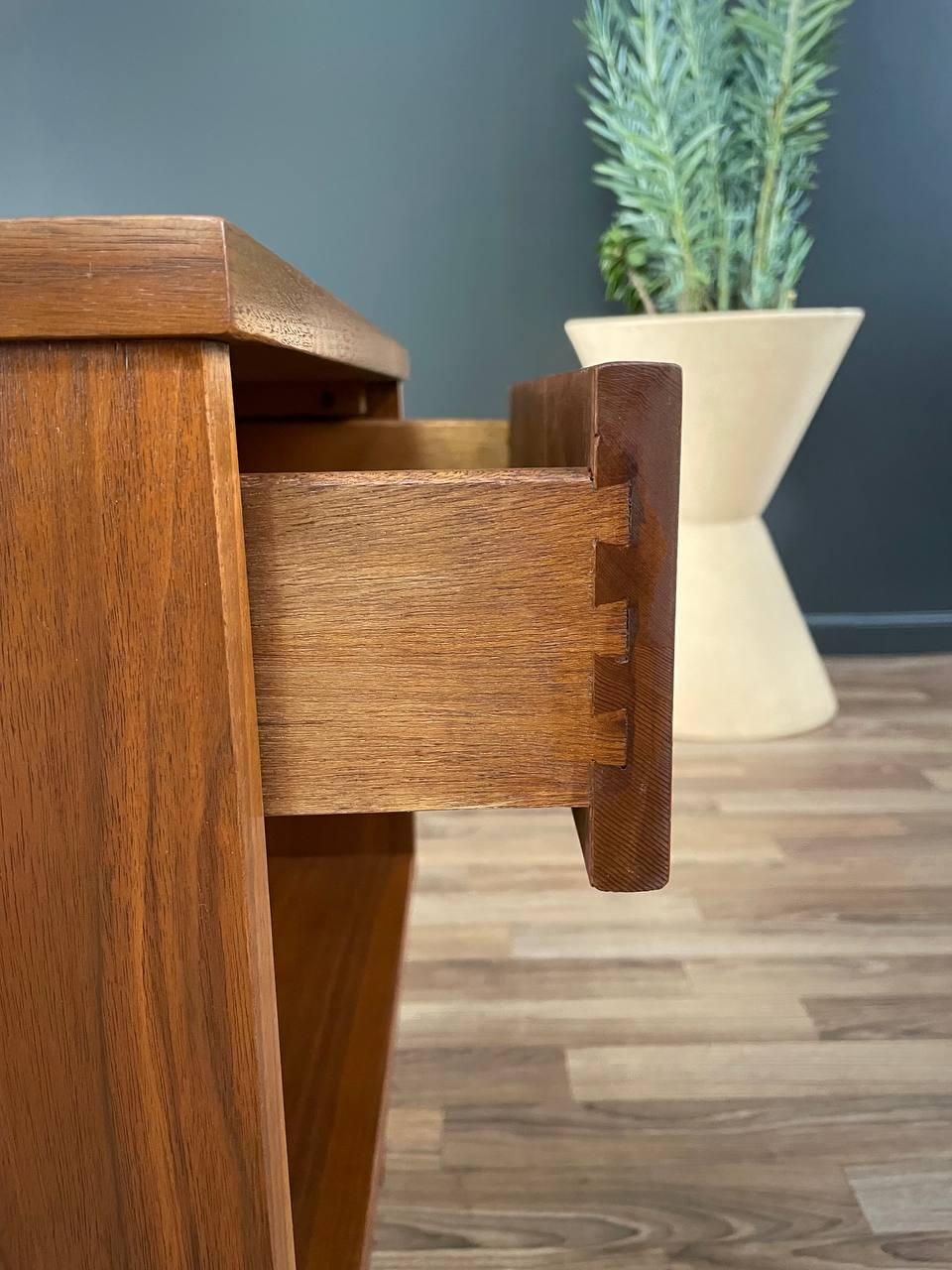Neu lackiert - Mid-Century Modern Night Stand aus Nussbaum im Angebot 2