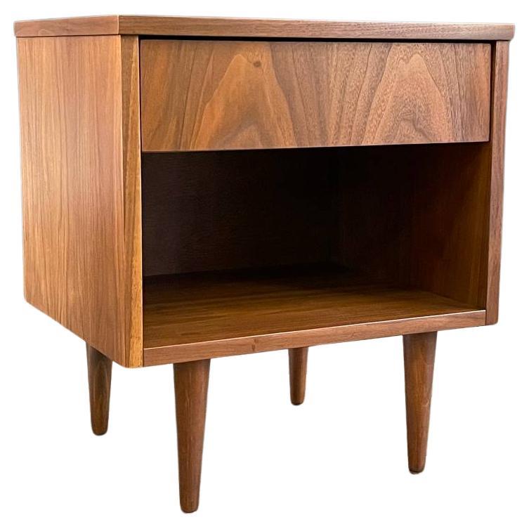 Neu lackiert - Mid-Century Modern Night Stand aus Nussbaum im Angebot