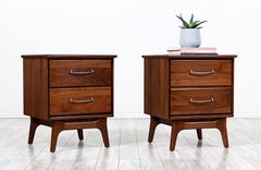 Sapientemente restaurato - Comodini in legno di noce del Mid-Century Modern di Ace-HI