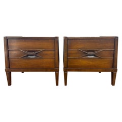 Mesitas de noche de nogal de estilo «Mid-Century Modern» de Hoke Wood Products