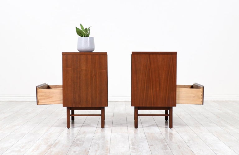 Mid-Century Modern Walnut Night Stands by Stanley Furniture Co. In Excellent Condition In Los Angeles, CA