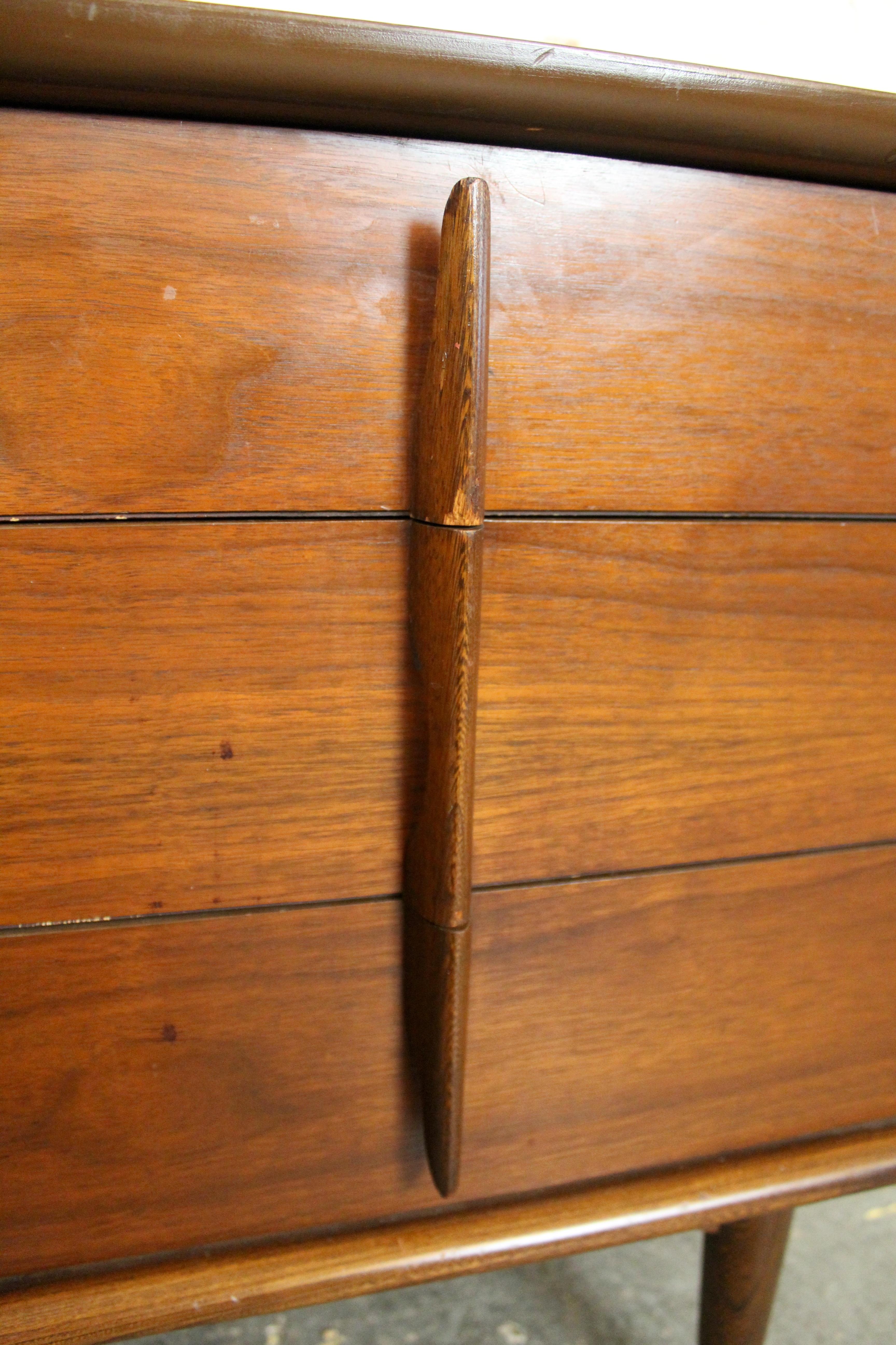 Tables de chevet en noyer modernes du milieu du siècle par United Furniture en vente 3