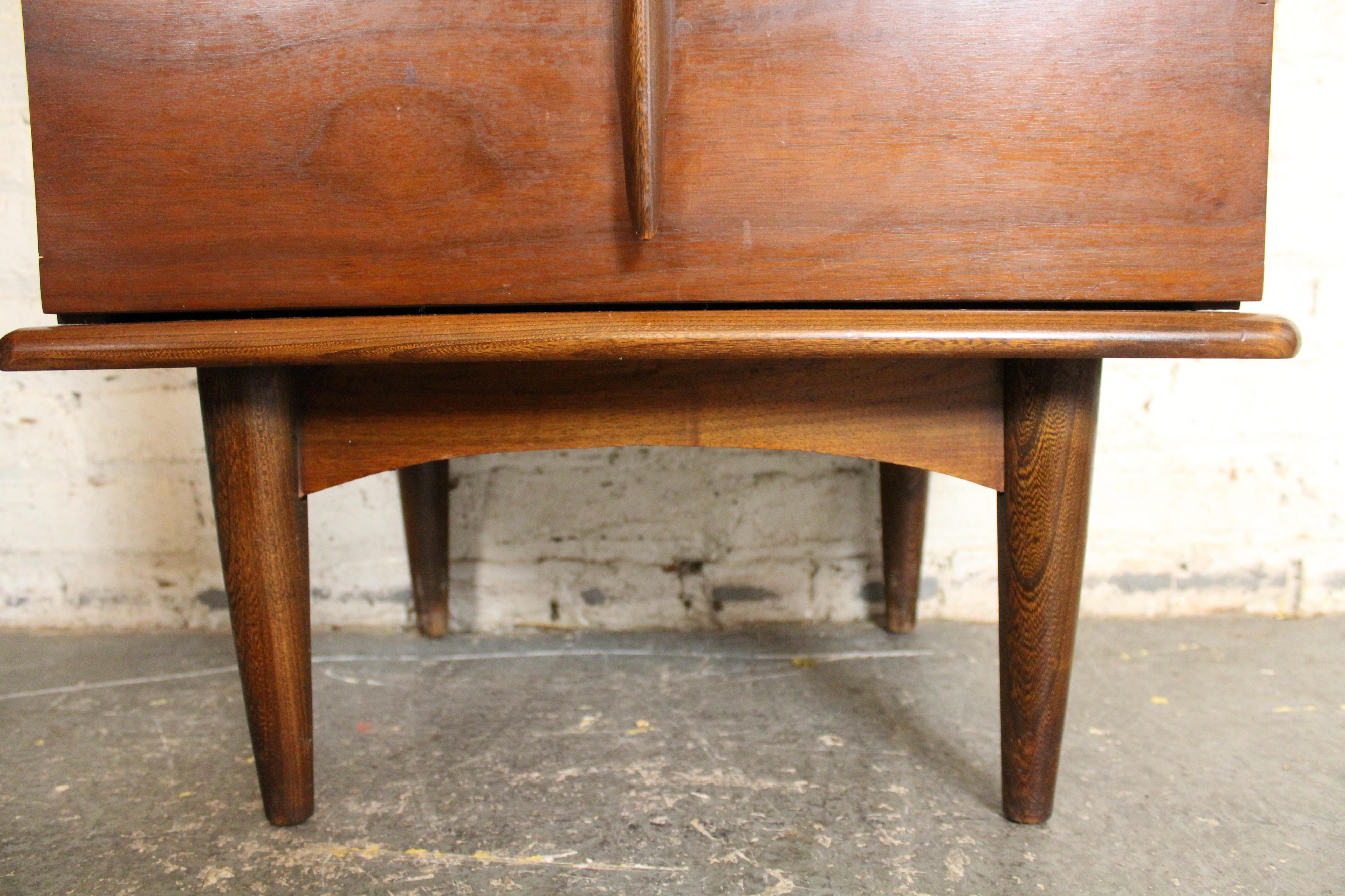 Tables de chevet en noyer modernes du milieu du siècle par United Furniture en vente 4